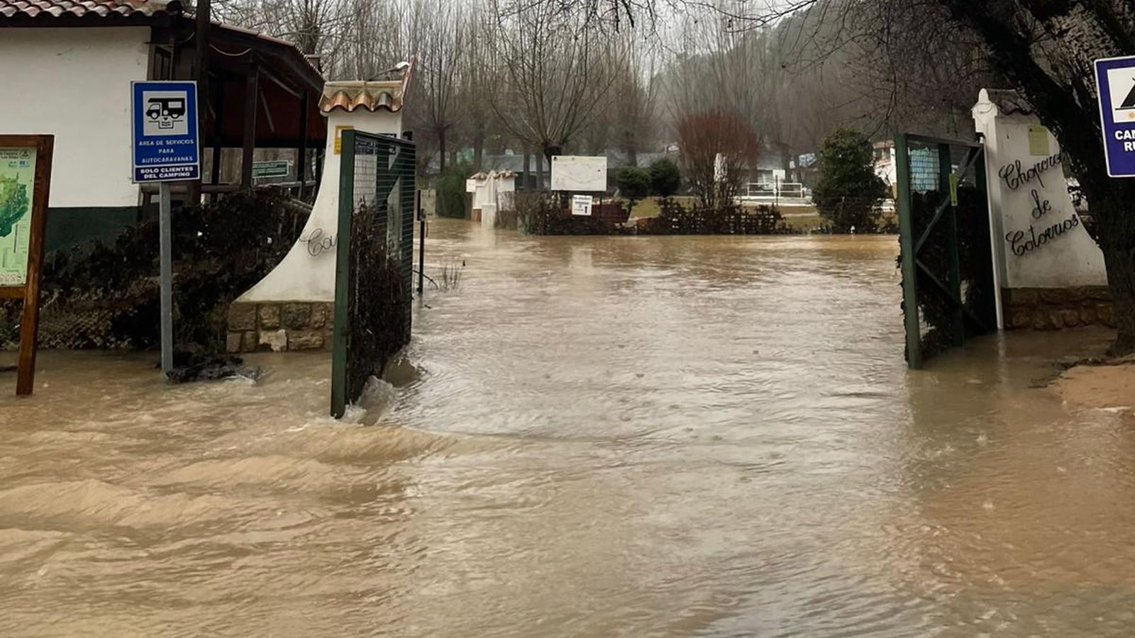 El agua del Guadalquivir anegando el camping La Chopera de Coto Ríos.