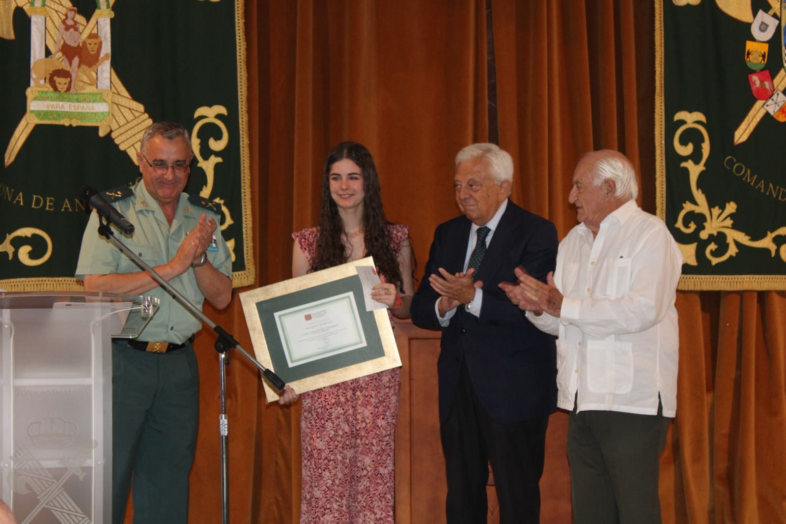 Laura Fernández recibe el premio Habecu al mejor expediente académico.