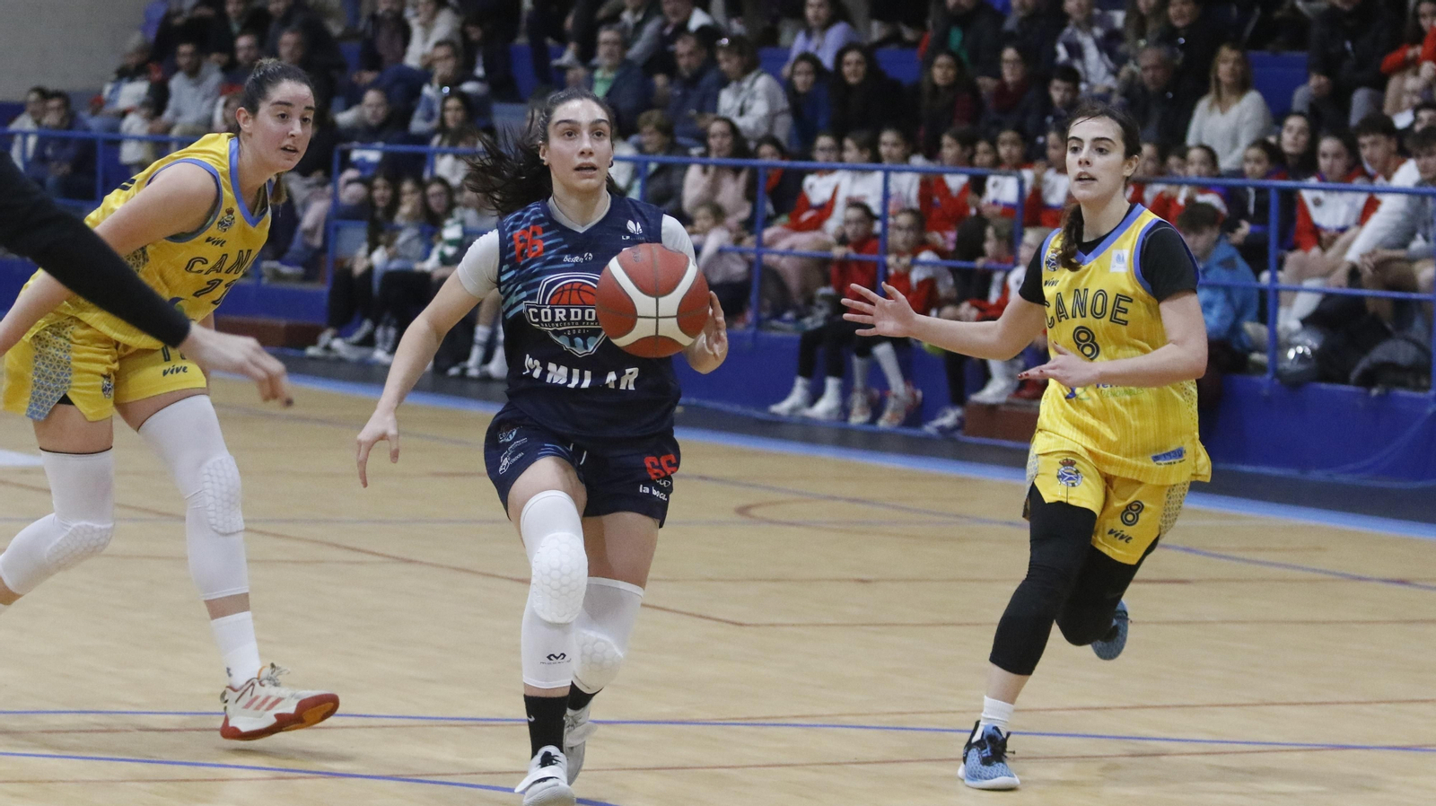 Carlota Menéndez avanza ante la presión de dos rivales. Carlota Menéndez avanza ante la presión de dos rivales.