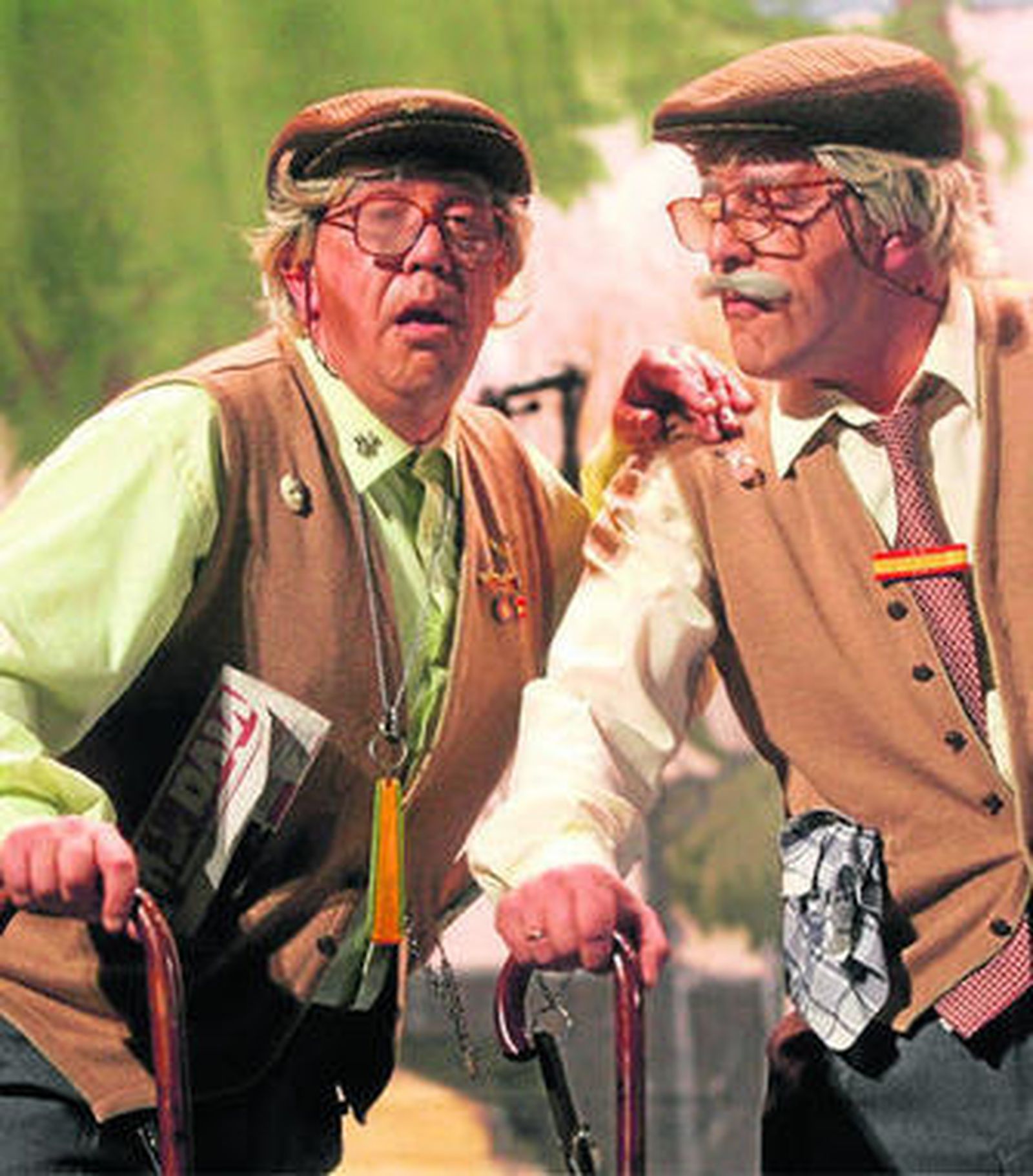 Dos componentes de la chirigota en plena actuación.