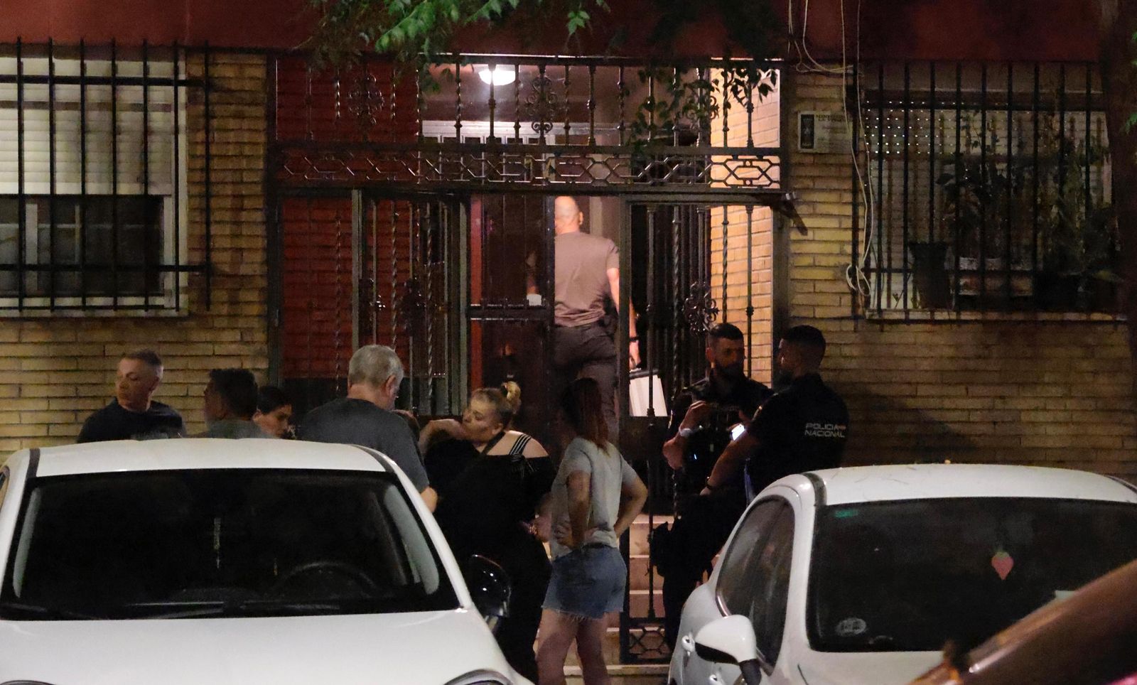 Vecinos y policías, en la puerta del bloque de Rochelambert en el que encontraron los cadáveres.