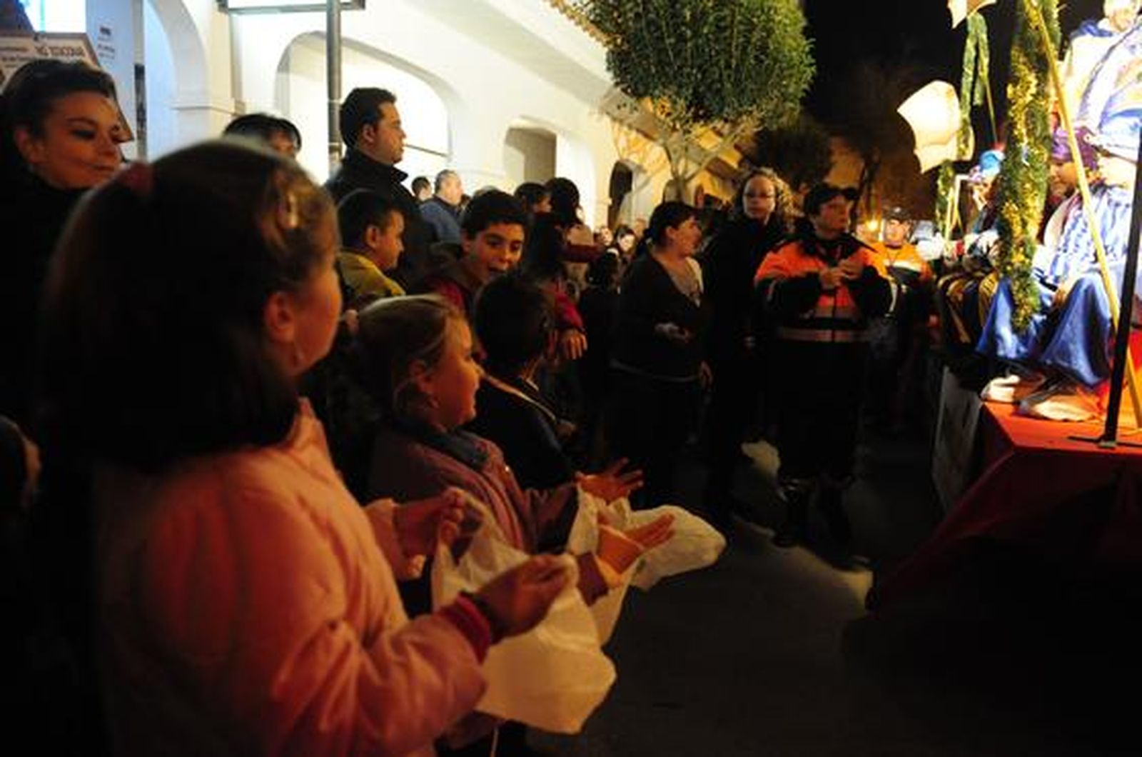 El Heraldo Real recorrió ayer San Fernando para recoger las cartas que los niños han escrito este año a los Reyes Magos

Foto: Elias Pimentel
