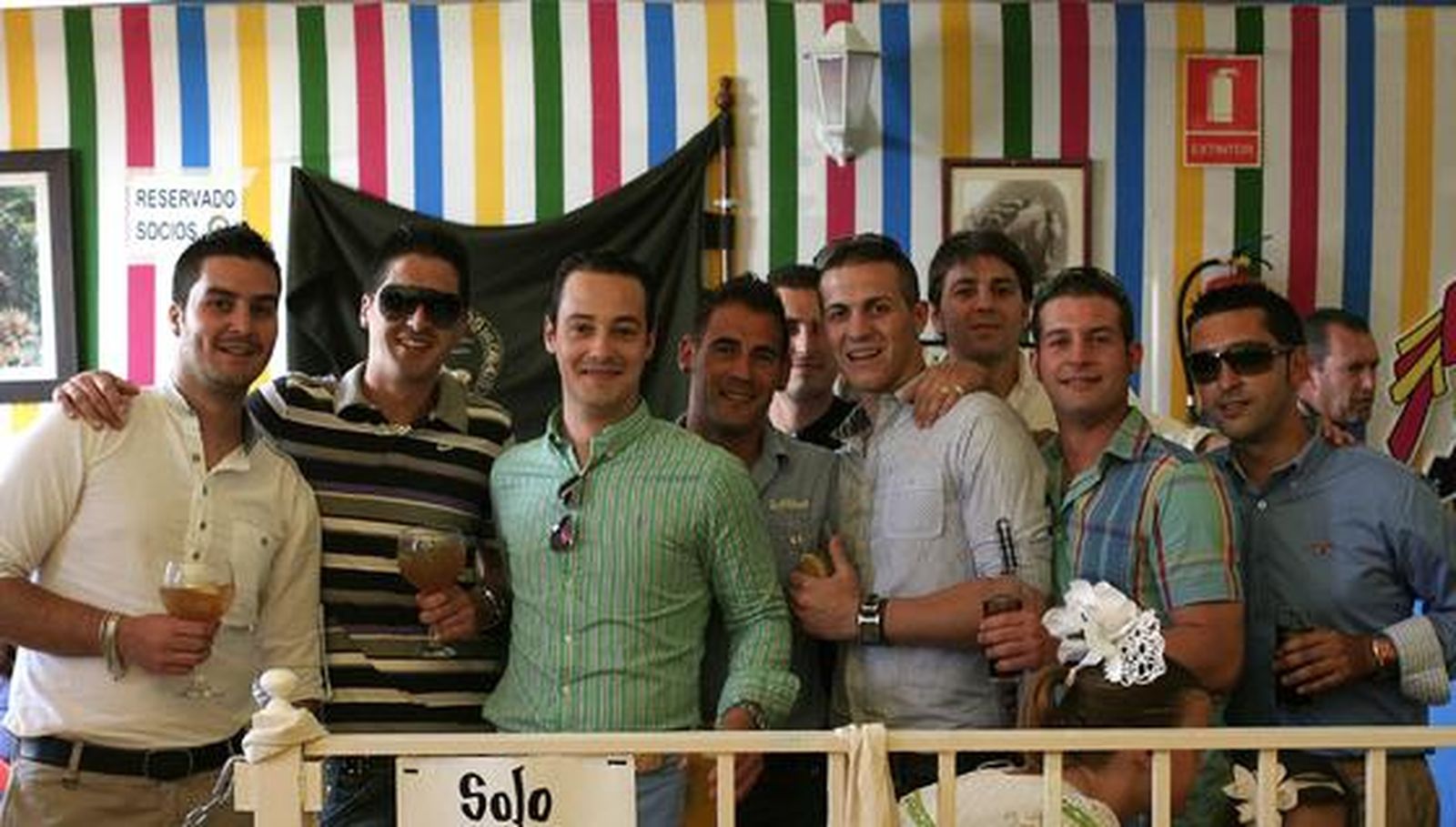 Un grupo de amigos en la caseta de Amigos del Caballo.

Foto: Vanessa Perez