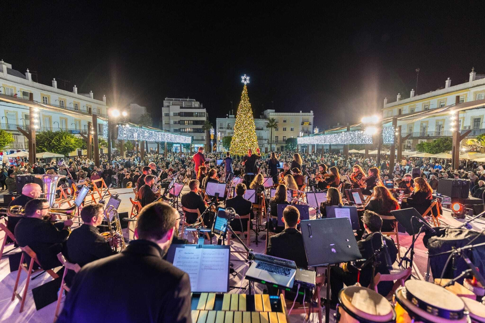 Las imágenes del concierto navideño de The Playbillers en la plaza del Rey de San Fernando