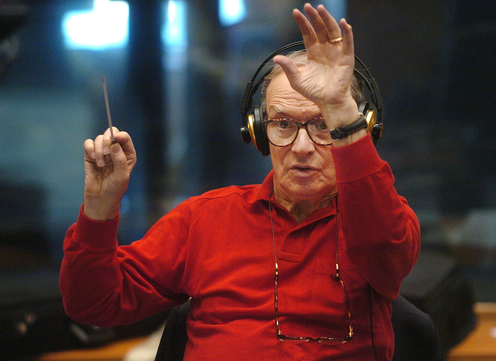 Ennio Morricone, en 2004 en Budapest, mientras dirigía a la Orquesta Húngara.