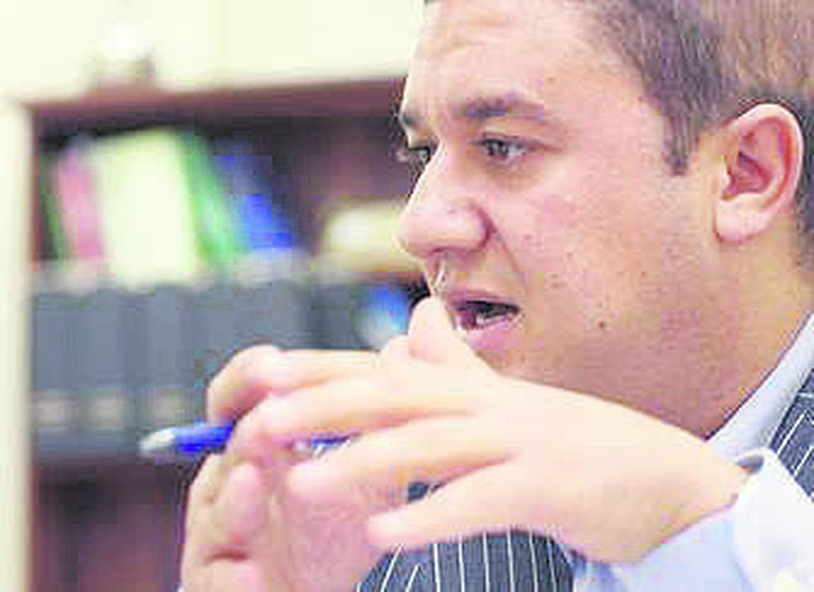 El alcalde se asoma a una de las ventanas de su despacho en el Ayuntamiento de La Algaba.