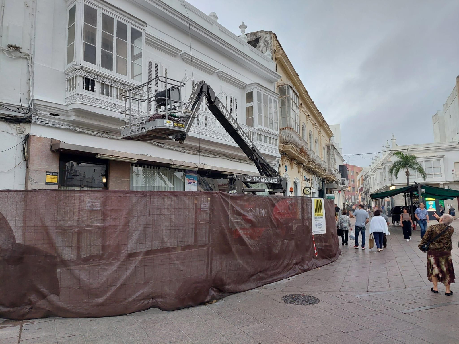 la fachada está siendo objeto de tareas de mejora.