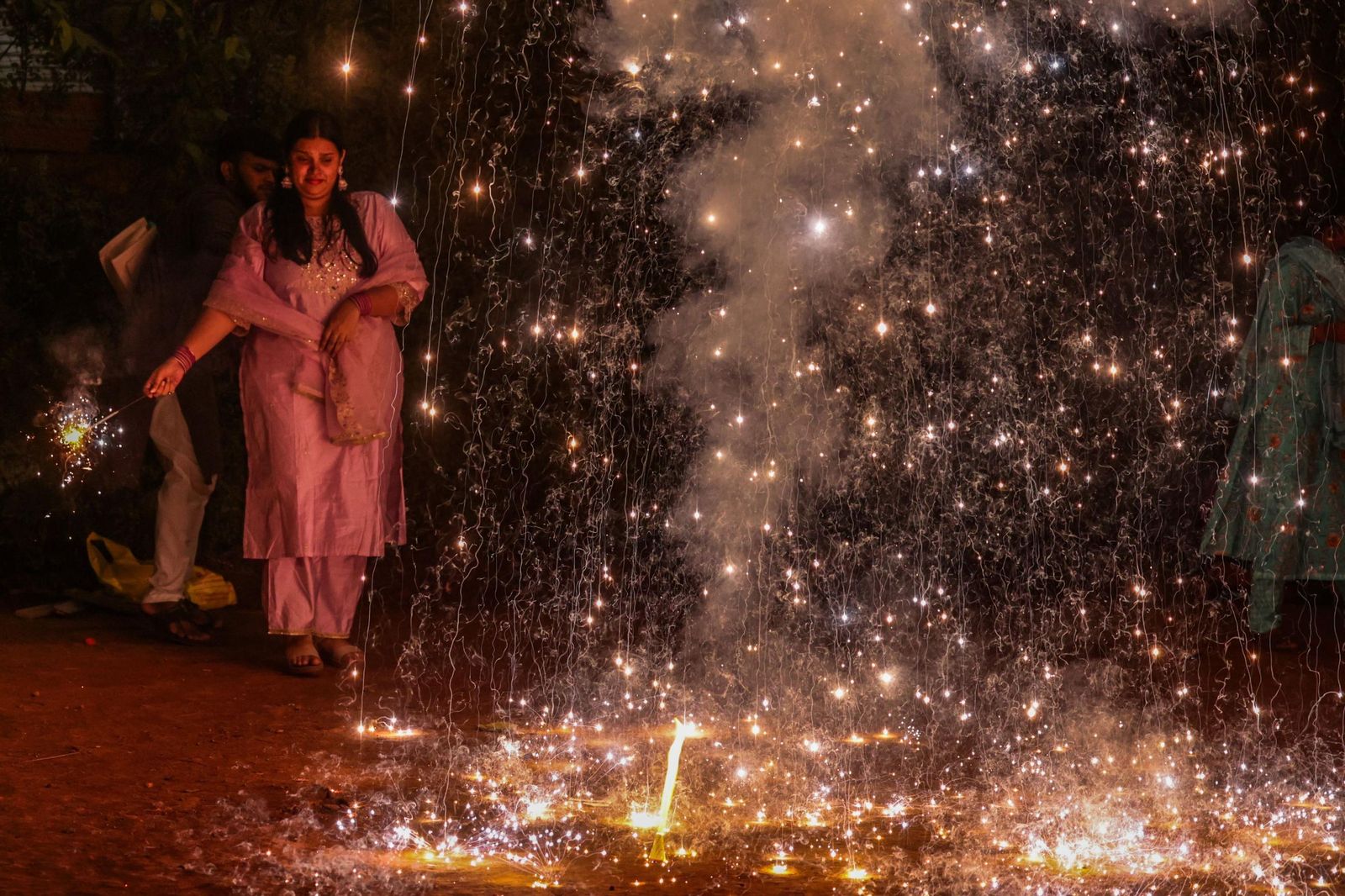 Las preciosas imágenes de la celebración del Diwali en India: un festival de luz y color