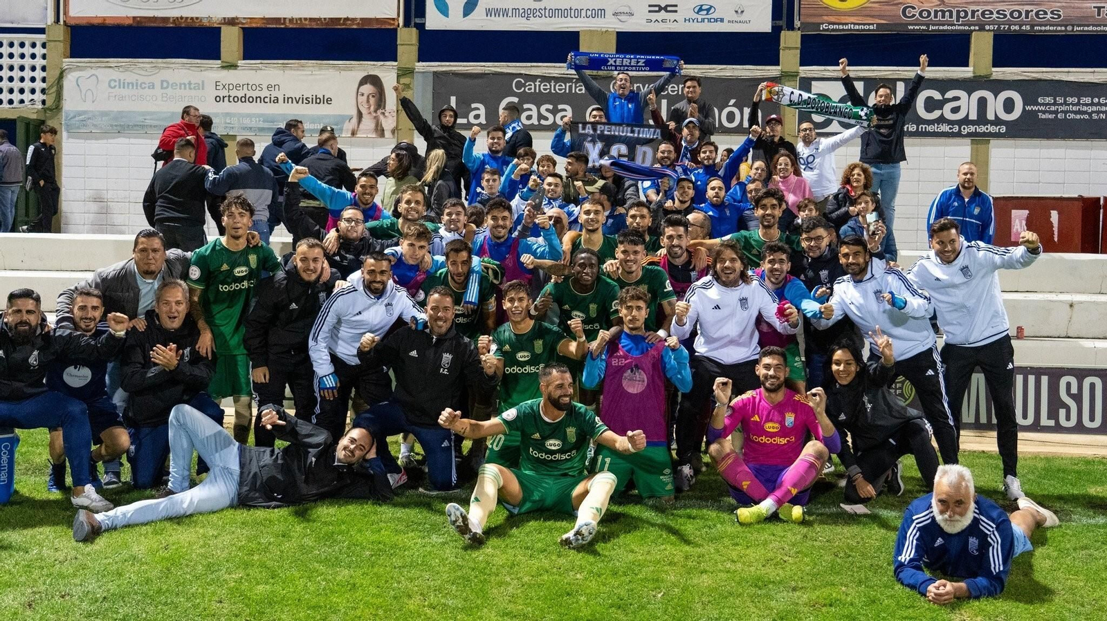Los jugadores del Xerez CD celebran con los aficionados la victoria en Pozoblanco.