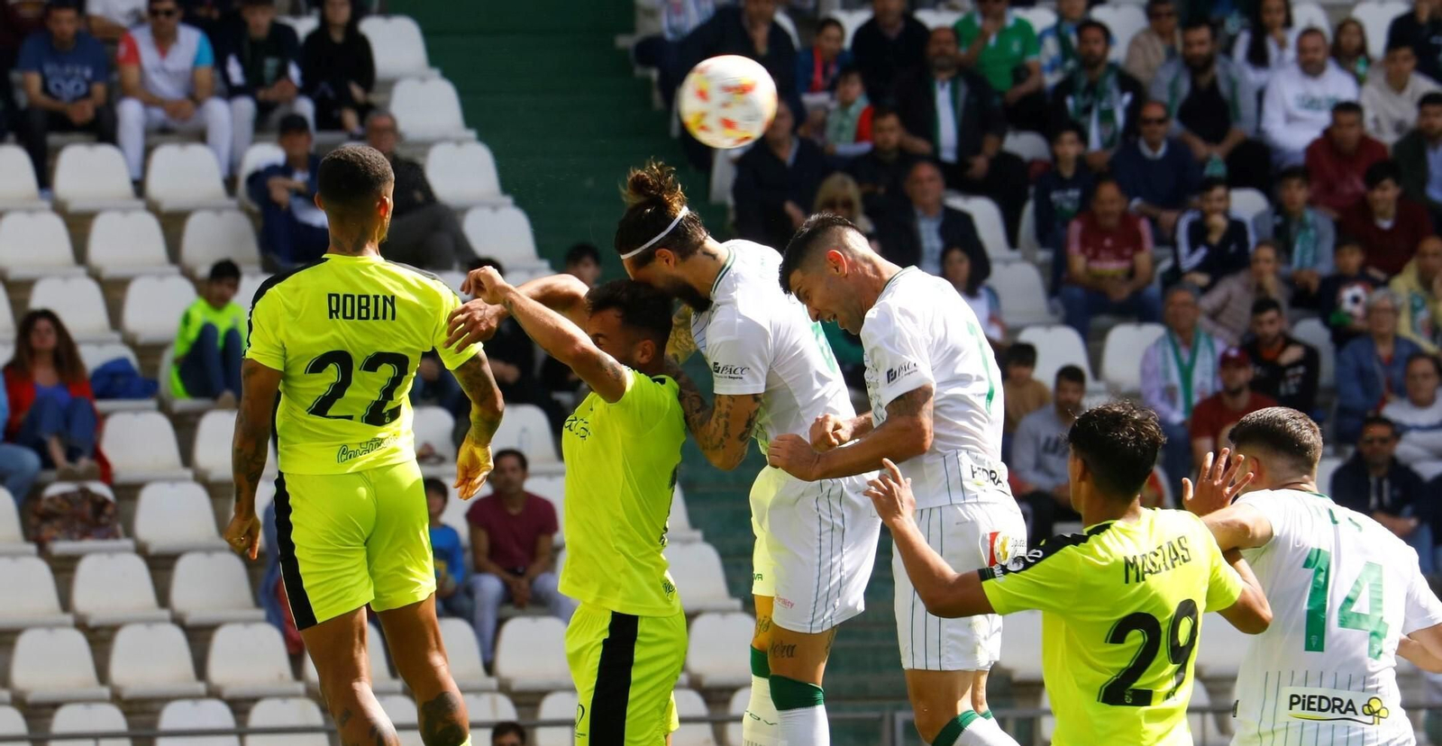 Dragisa Gudelj intenta rematar el balón en un córner durante el Córdoba CF - Ceuta.