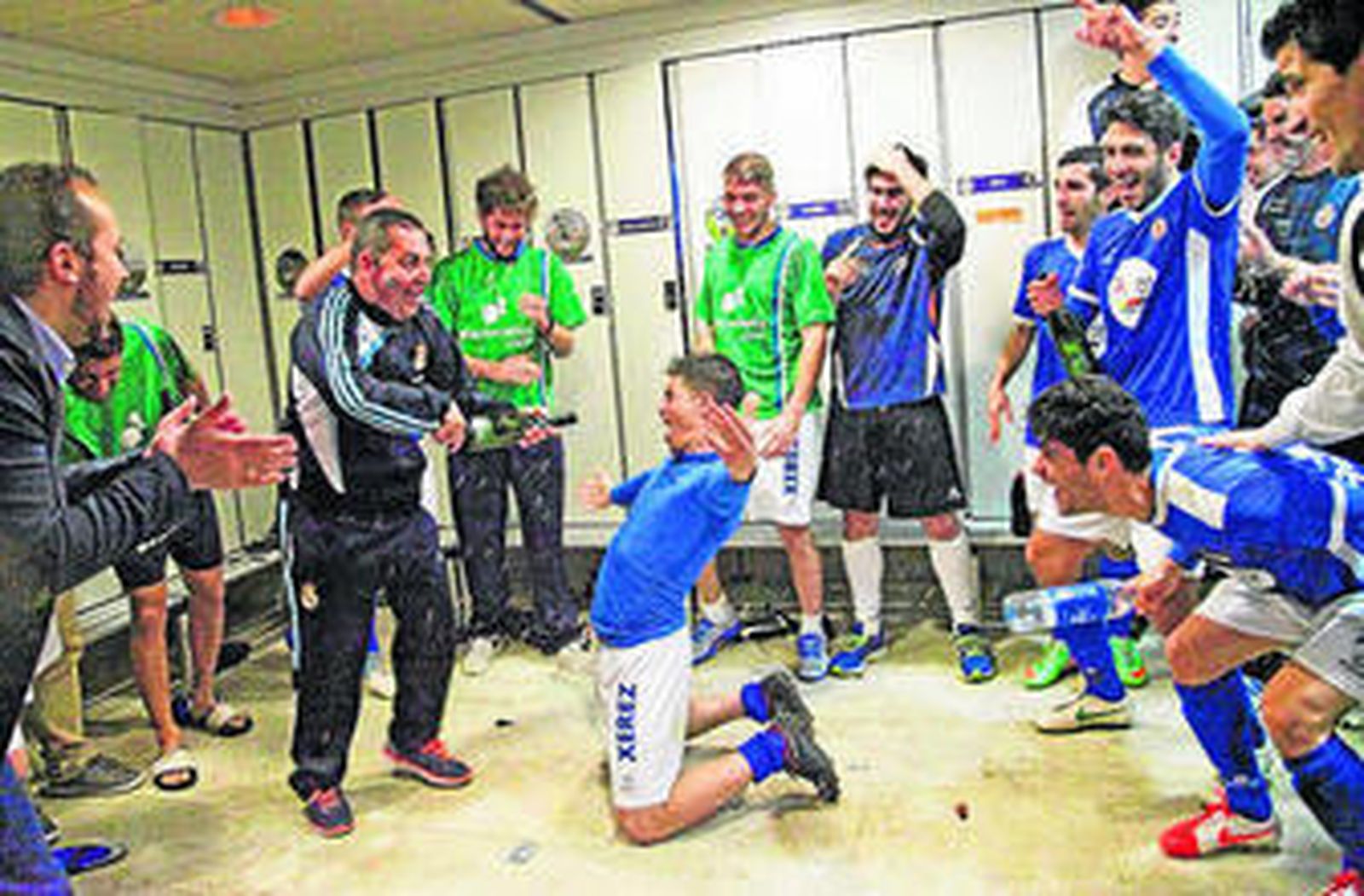 Padilla se sumó a la fiesta con el baile iniciado por uno de los ayudantes.