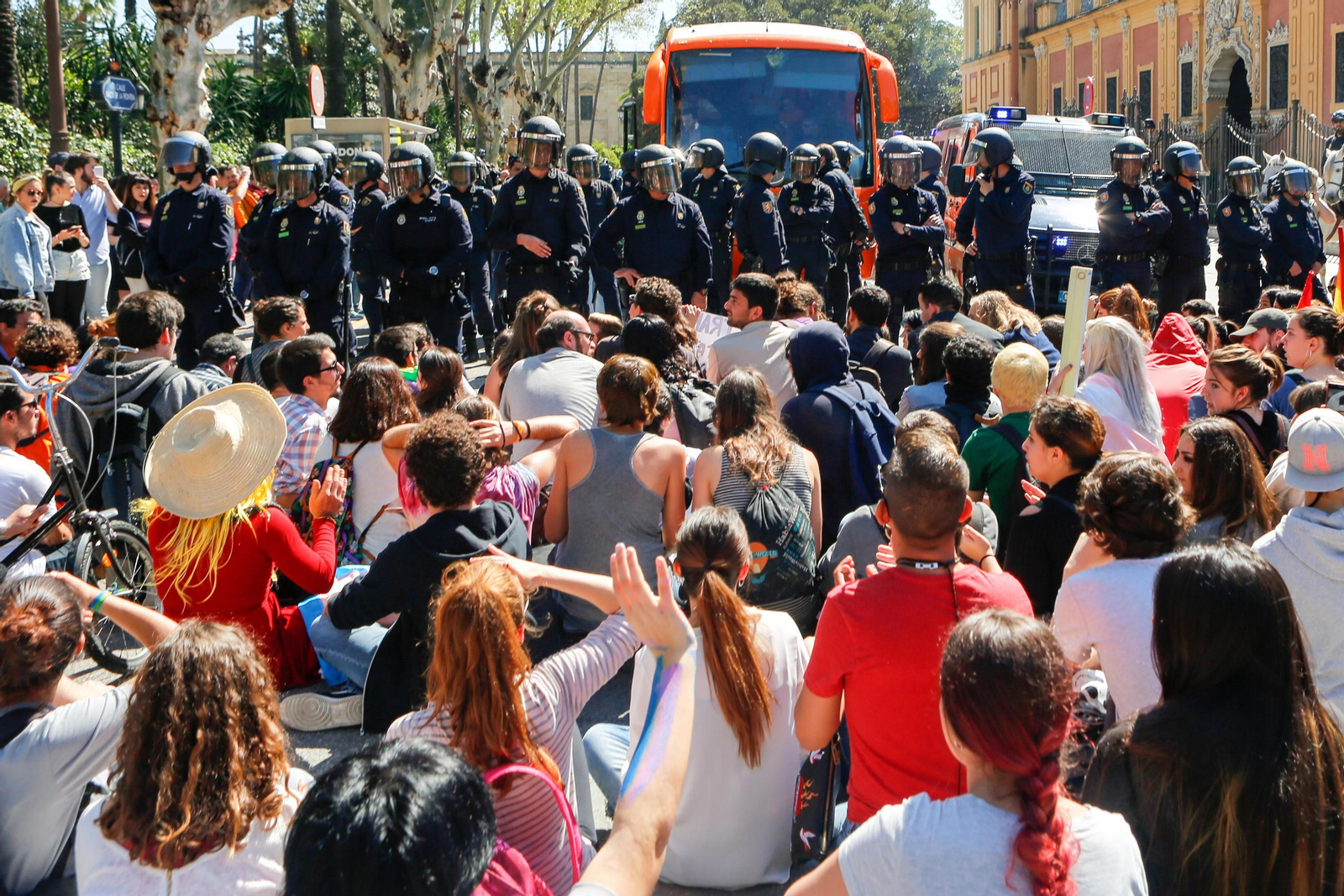 El recibimiento en Sevilla al autobús de Hazte Oír, en imágenes