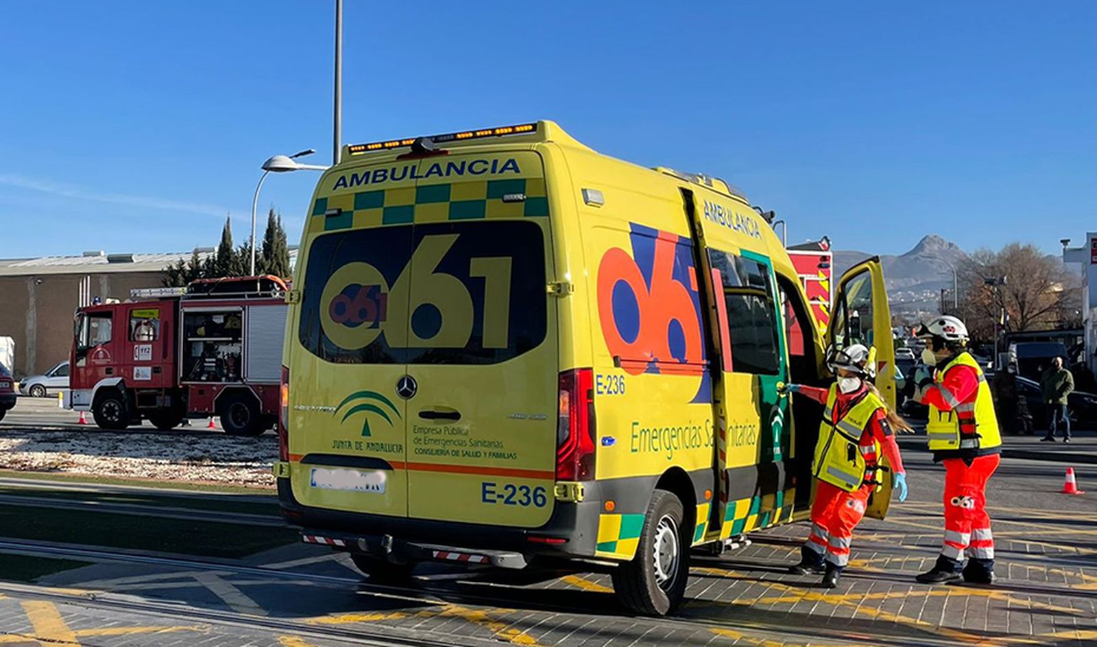 Imagen de archivo de una ambulancia del servicio 061 en Granada