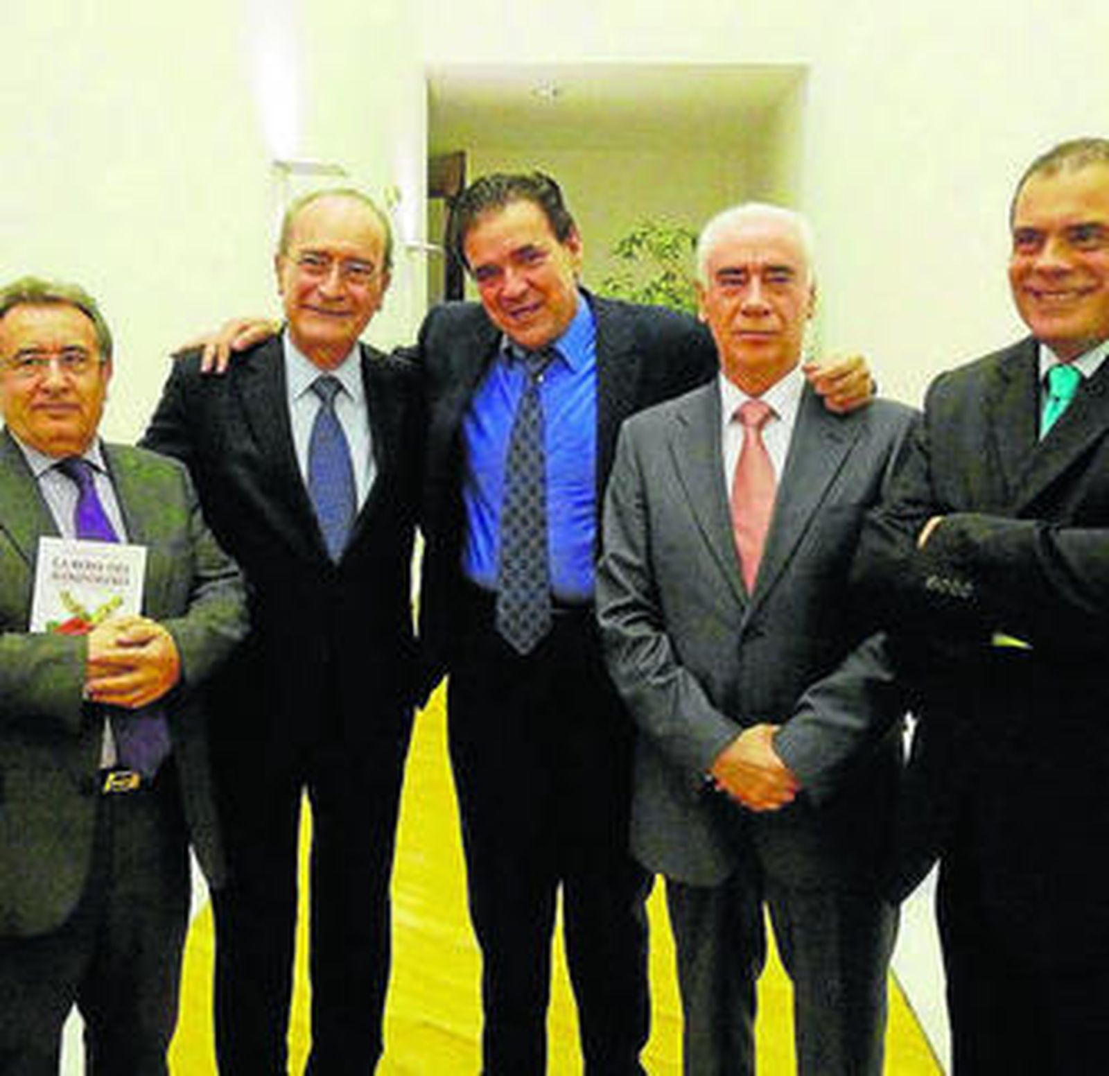 Gómez, entre De la Torre y Alonso, ayer, en Turismo Andaluz.