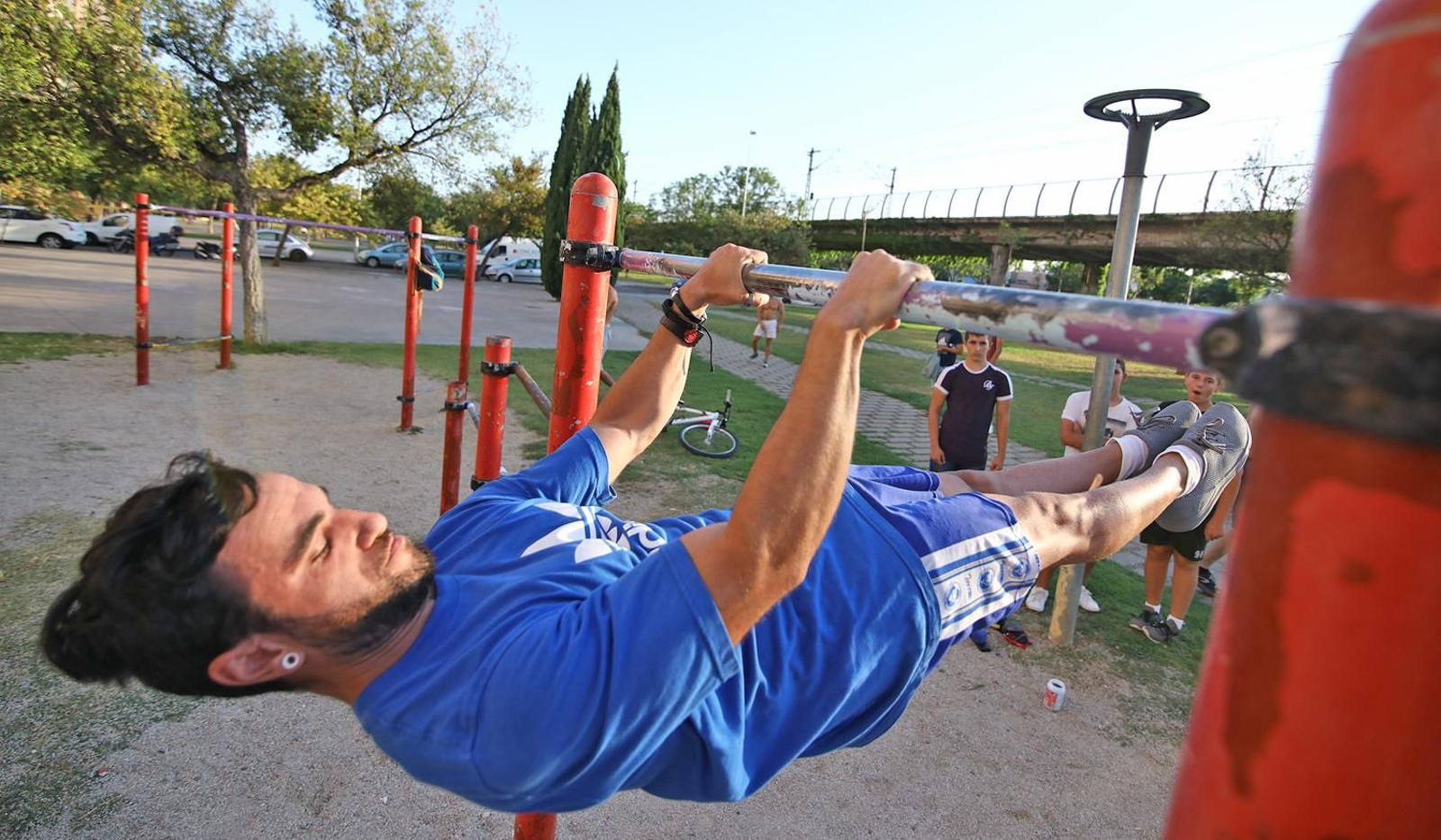 Jóvenes practicando Calistenia  en Jerez