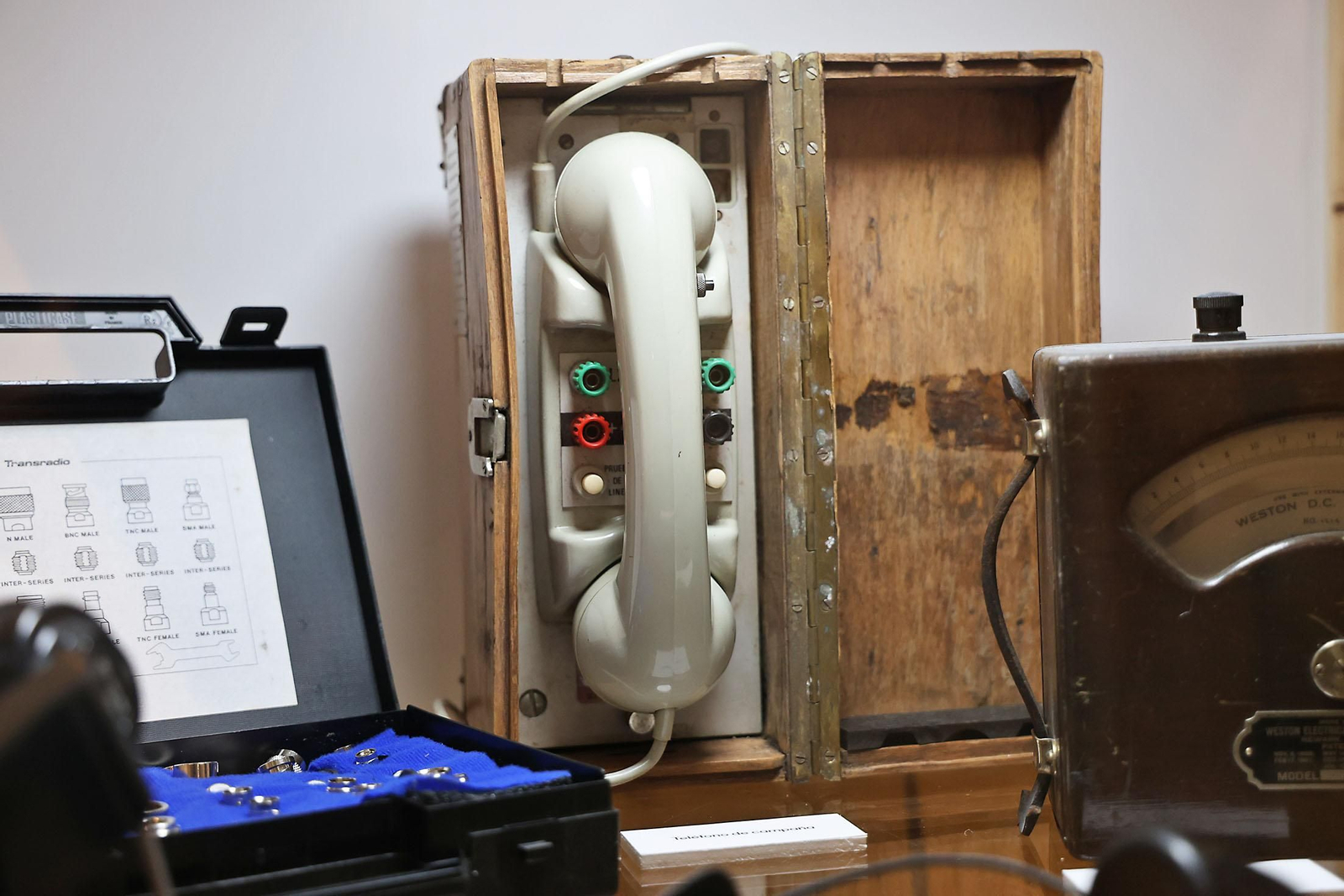 Imágenes de la inauguración de la exposición 'La Telefonía en Huelva'