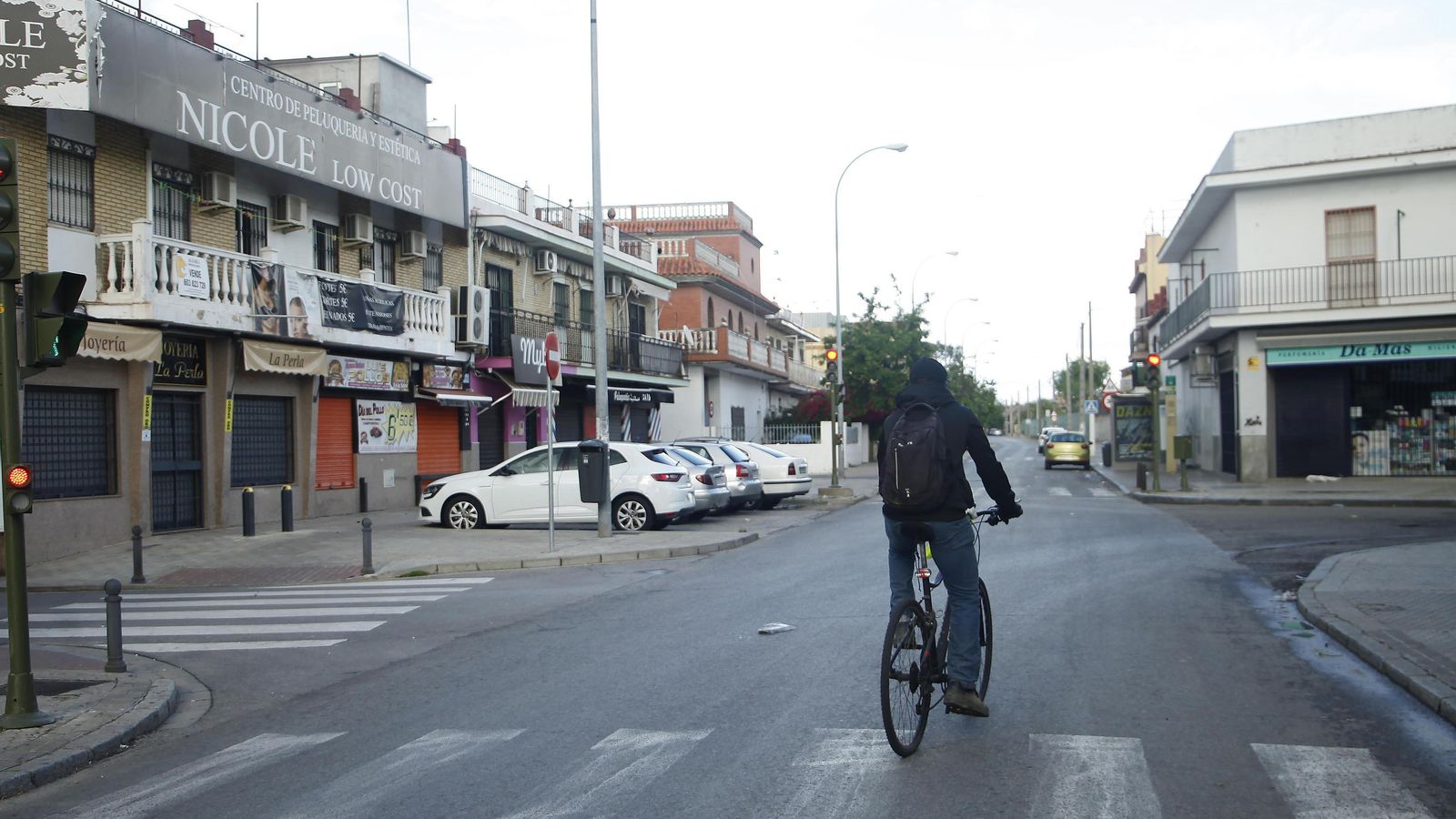 Un ciclista recorre una calle desierta de Torreblanca.