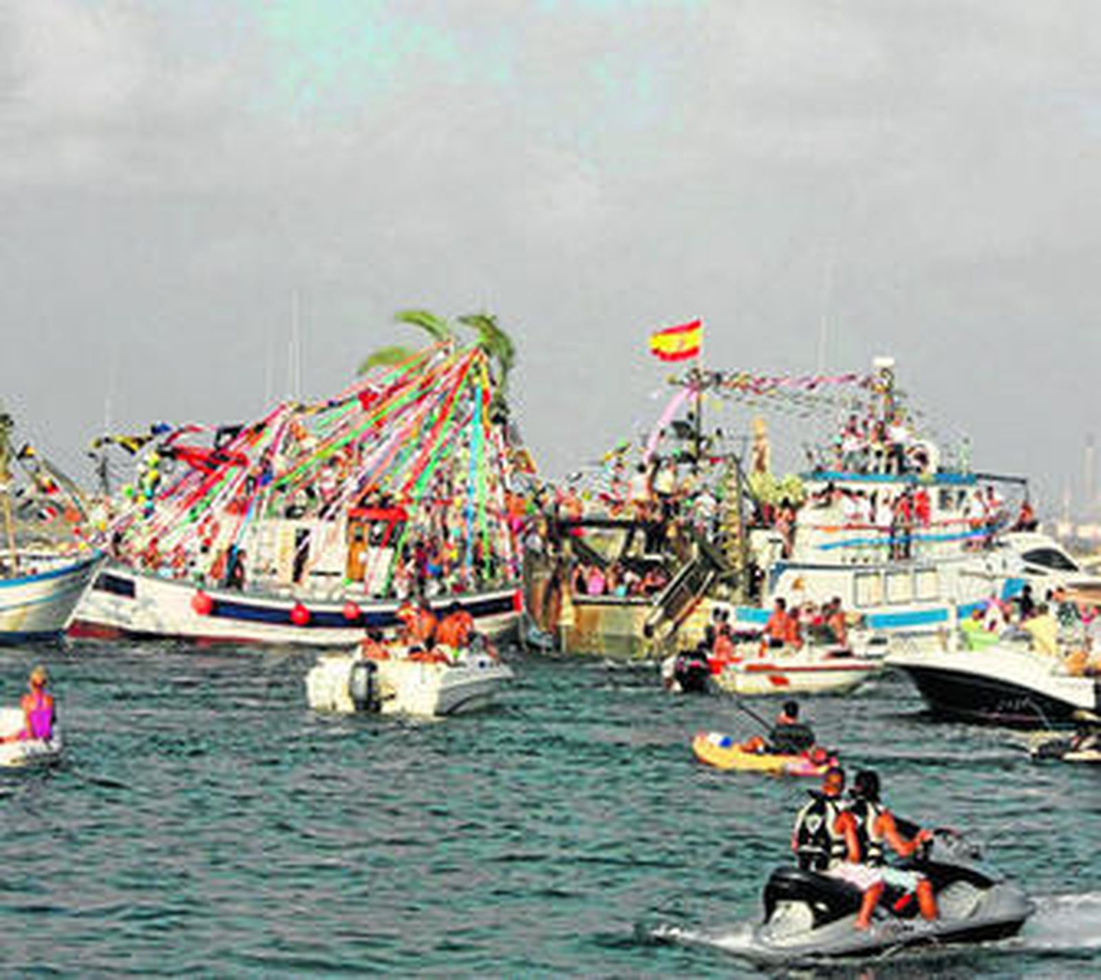 1. Los pesqueros acompañaron a la Virgen del Carmen de Punta en su procesión por la ría. Es una tradición que se viene repitiendo desde hace años, un momento colorista y emotivo para el municipio. 2. La patrona lepera, la Virgen de la Bella, en su camino por las calles de la localidad costera. 3. Un franciscano porta las reliquias de San Francisco que ayer se le ofrecieron a la Virgen.  4. La Virgen del Carmen de Punta entra en el muelle a hombros para subir al pesquero donde recorrió la ría. 5. La competición de la cucaña en la ría de Punta Umbría es uno de los actos más arraigados de estas fiestas de agosto. 6. El sacerdote José Manuel Barral durante el pregón a la Virgen del Mar de la barriada isleña de Punta del Caimán.