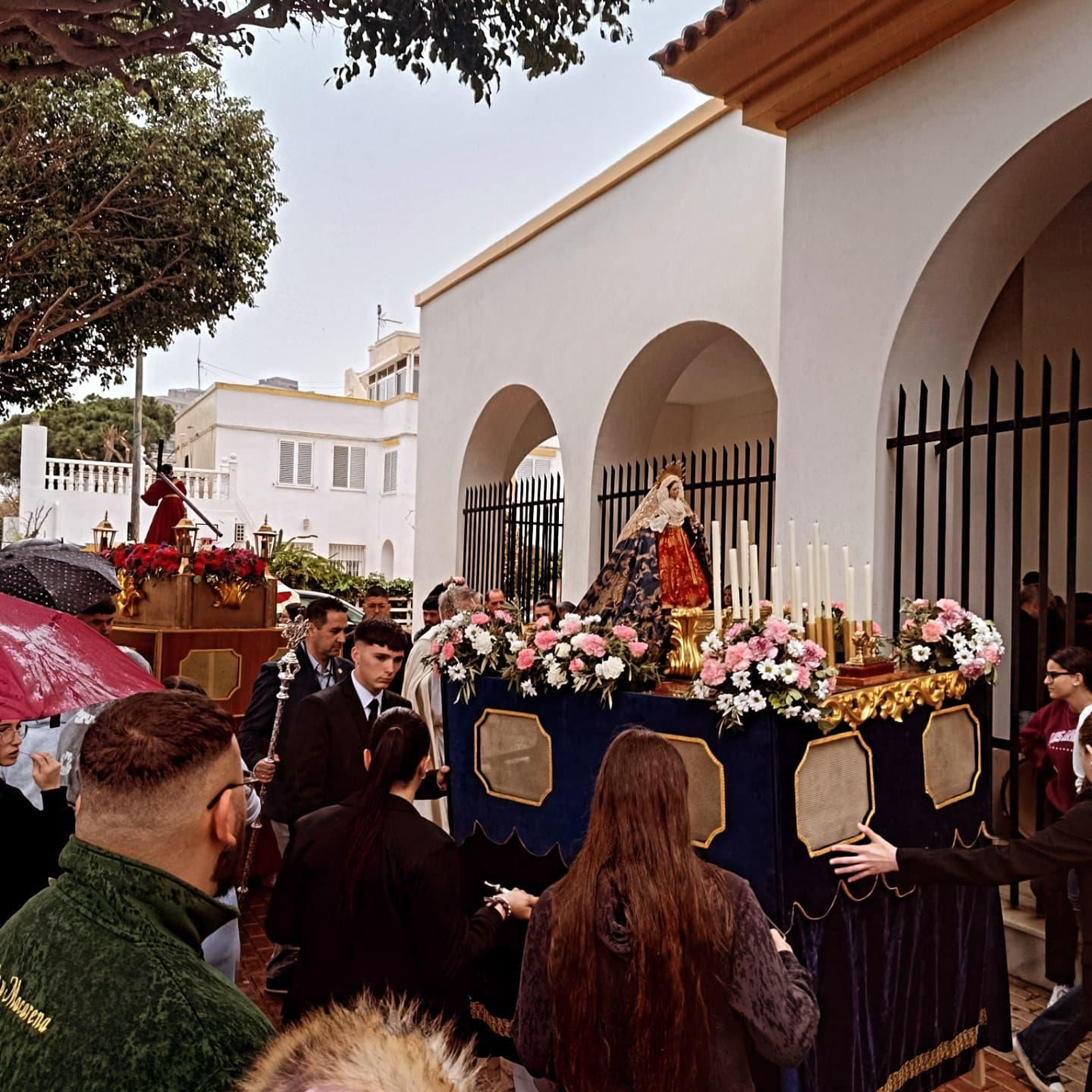 La lluvia interrumpe la procesión infantil de Ciudad Jardín de Almería, en imágenes
