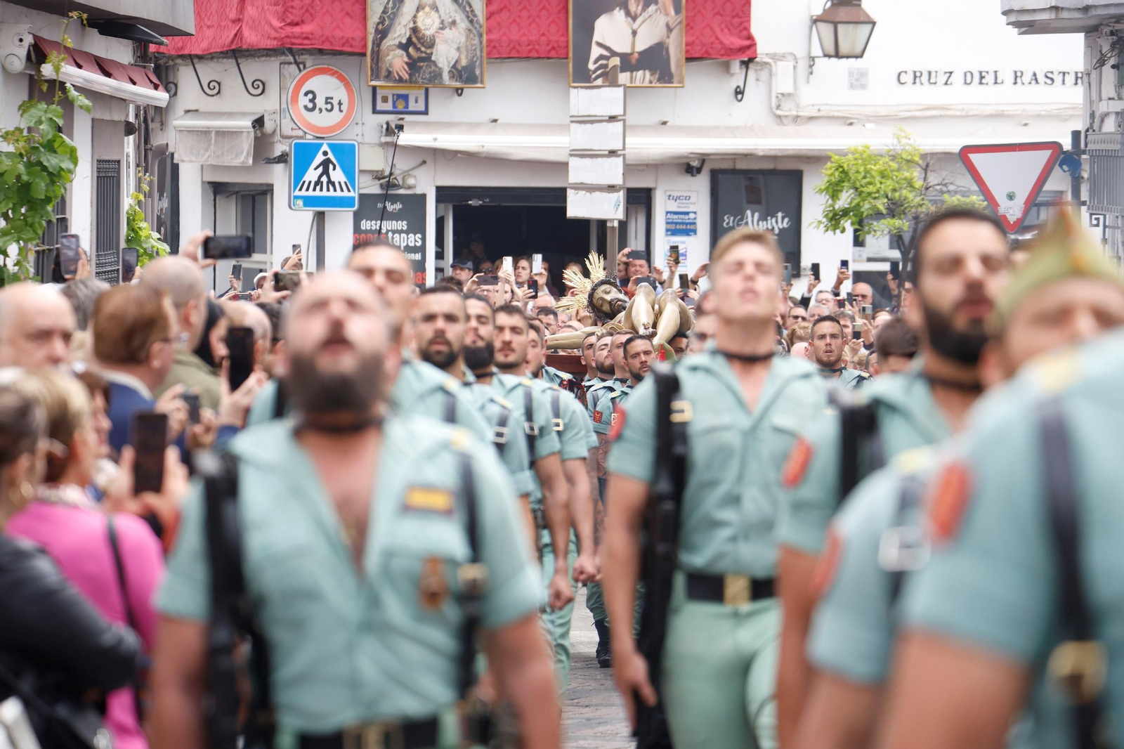 El vía crucis de la Caridad con la Legión en el Viernes Santo de Córdoba, en imágenes