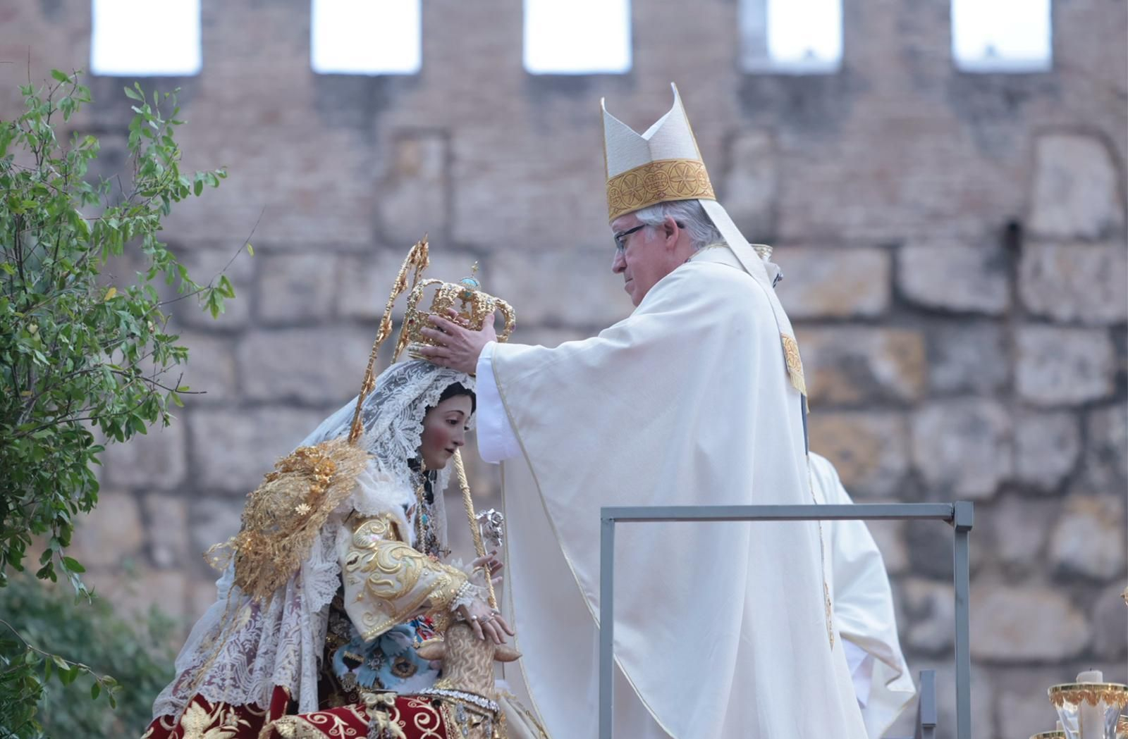 El arzobispo de Sevilla, monseñor José Ángel Saiz Meneses, corona a la Divina Pastora.