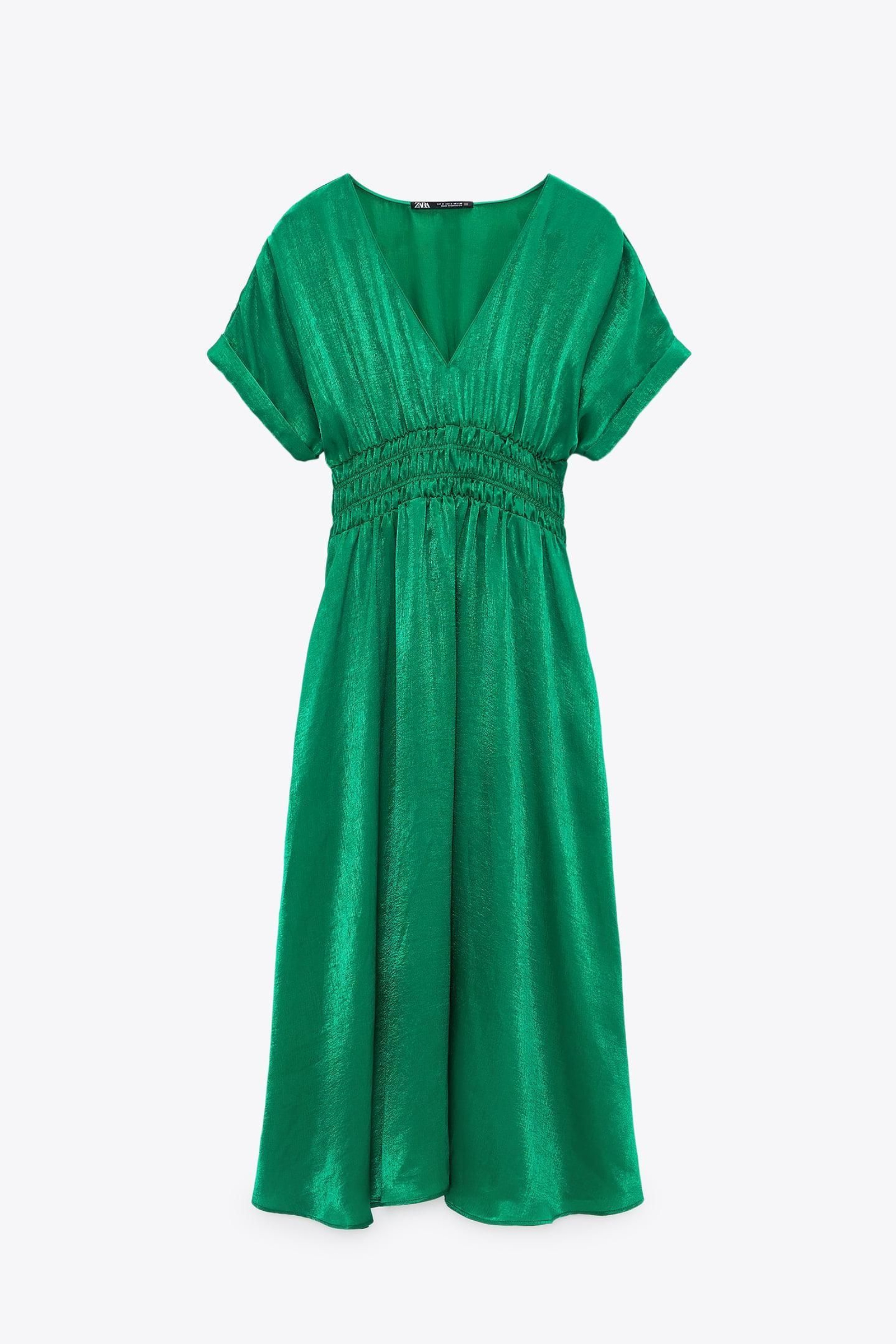 El vestido de Zara en color verde, todo un éxito de ventas.