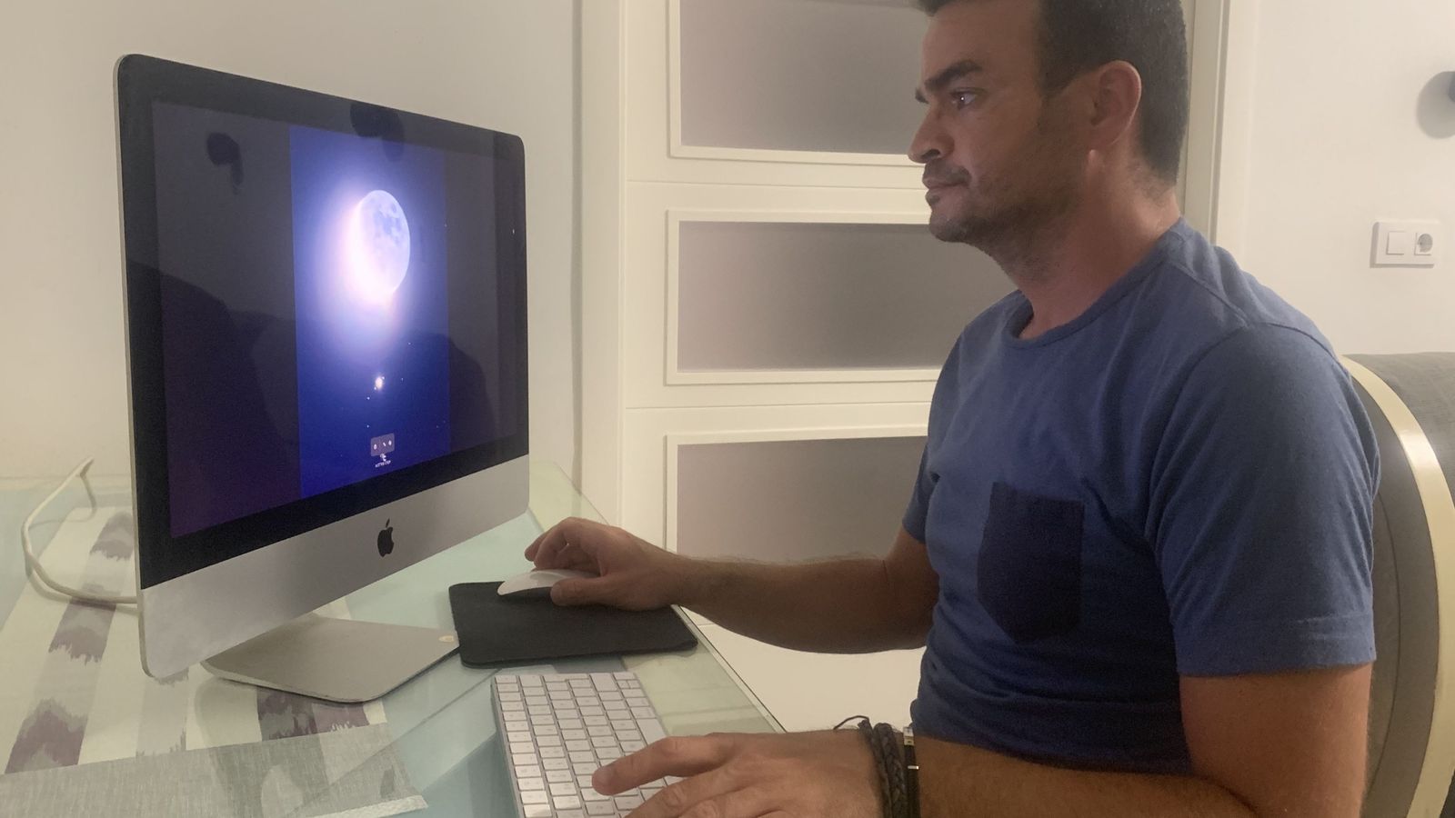 Jordi L. Coy consulta su fotografía en un ordenador.