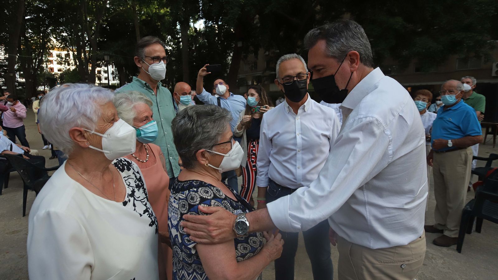 Fotos de Juan Espadas con simpatizantes del Psoe en Algeciras