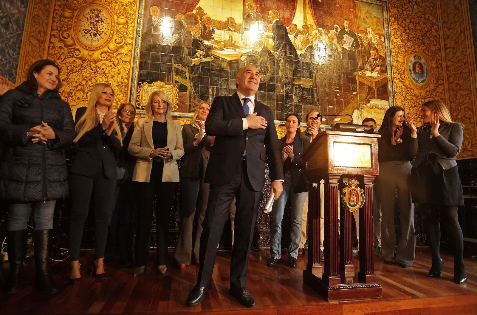 Landaluce agardece el aplauso de sus compañeros en el Salón de Plenos.