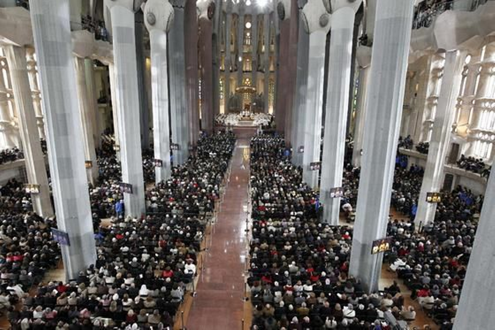 El papa Benedicto XVI bendice la Sagrada Familia de Barcelona y celebra una multitudinaria misa en su interior. 

Foto: EFE