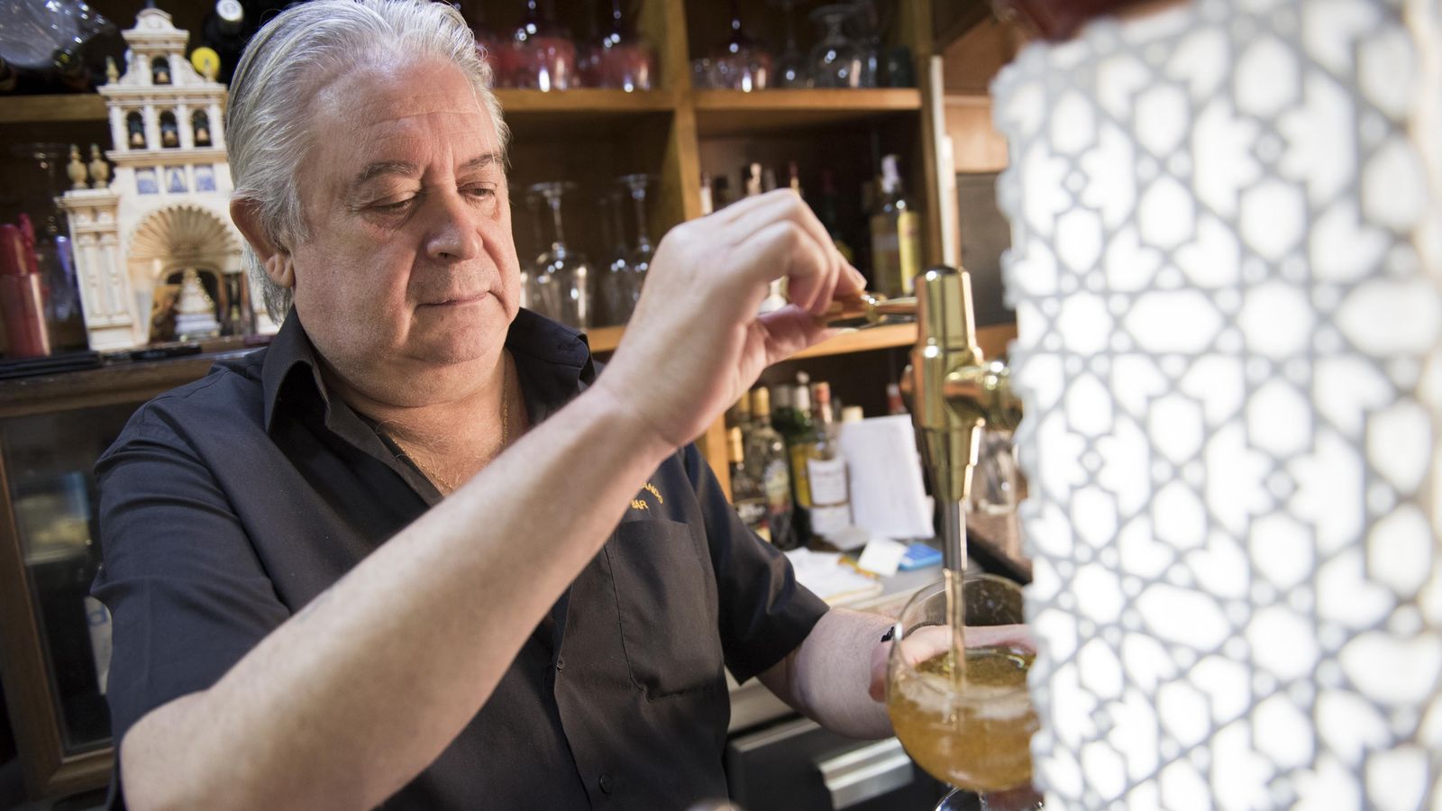 Un camarero granadino sirve una caña.