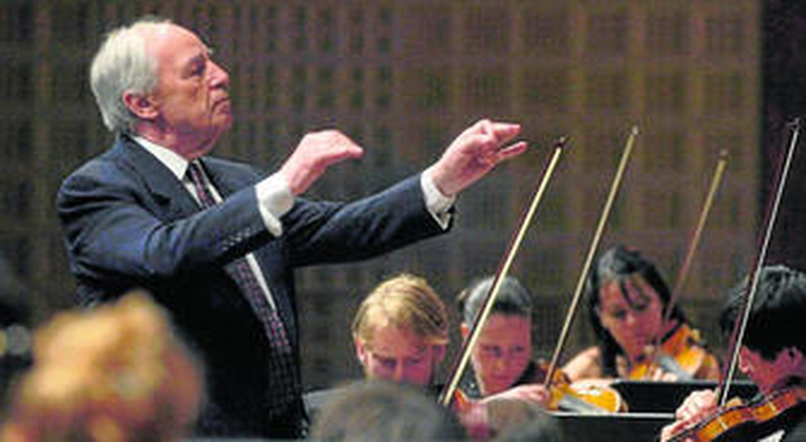 El maestro Pierre Boulez en una imagen de 2006 dirigiendo a la Orquesta de la Academia de Lucerna en el festival de esta ciudad suiza.
