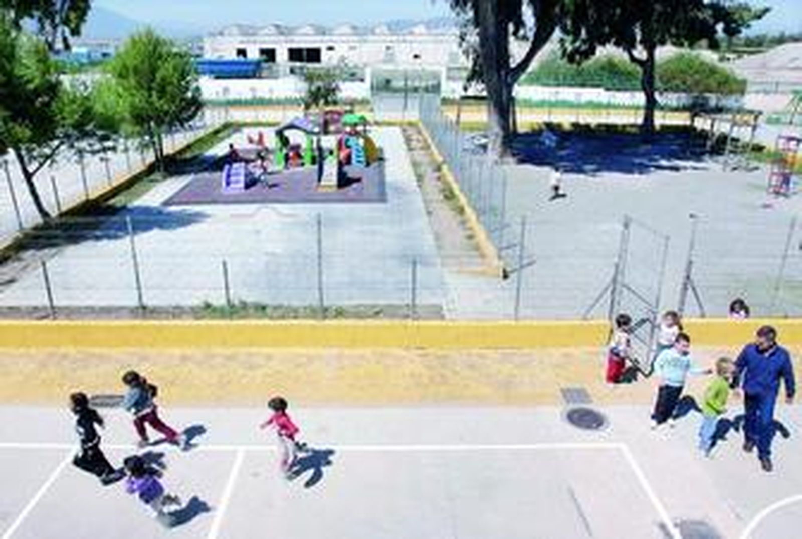 Niños juegan en el colegio Intelhorce, uno de los que se someterá a obras de mejora.