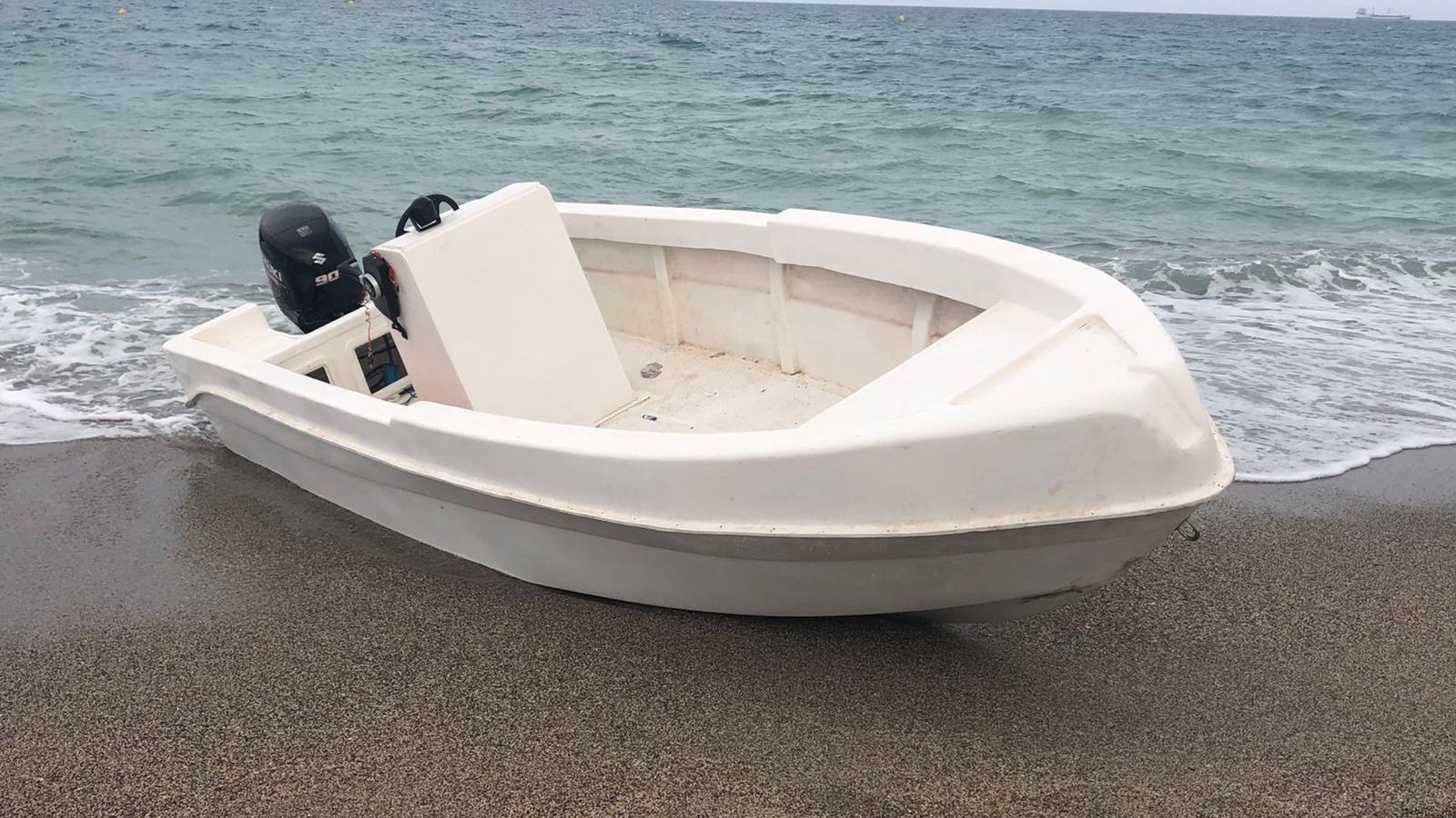 Patera en la que llegaron los inmigrantes que tocaron tierra ayer en Mojácar.