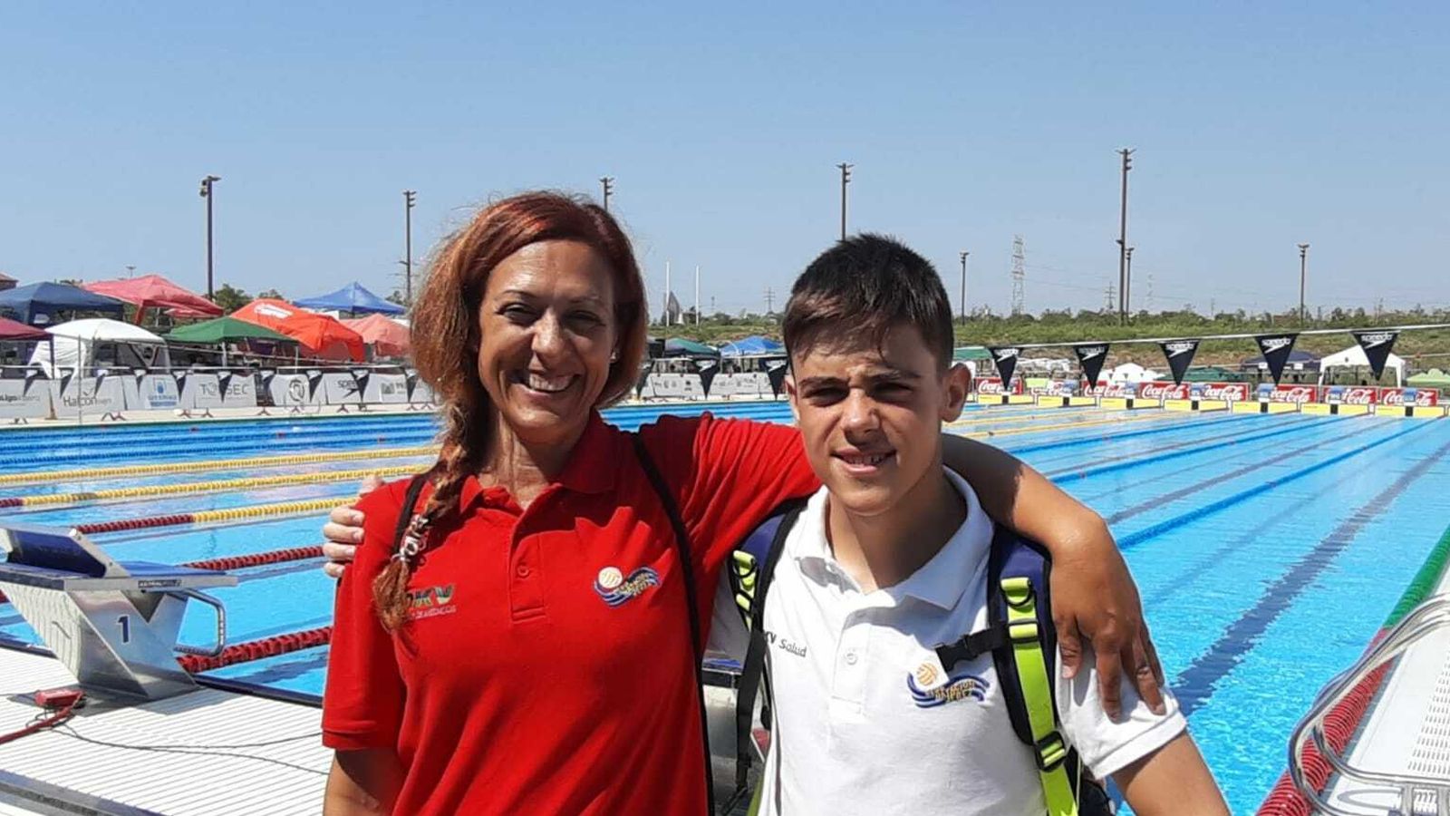 Inma García, directora técnica del CN Jerez, junto al nadador jerezano.