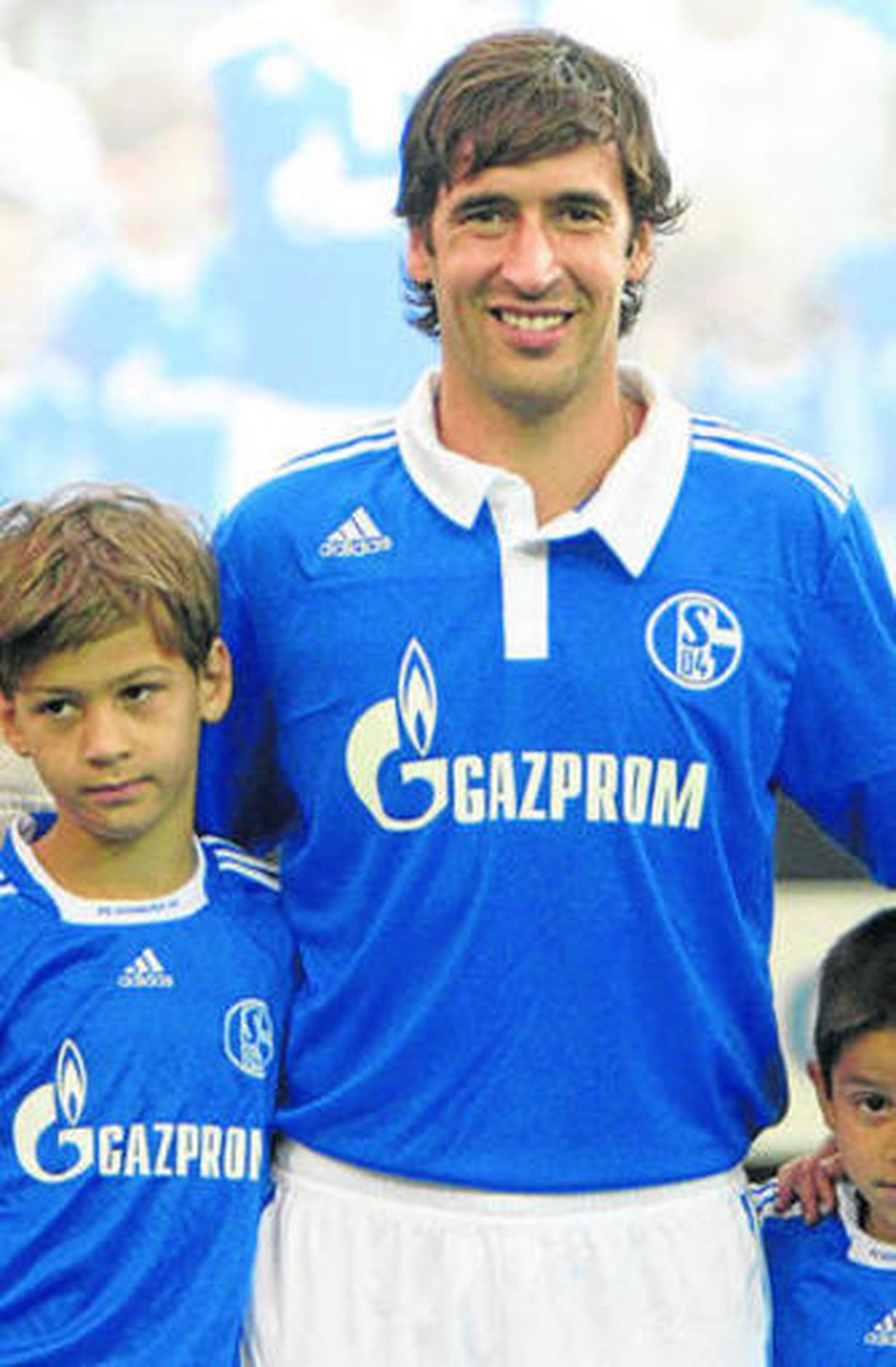 Raúl posa con la camiseta del Schalke 04 durante su presentación.