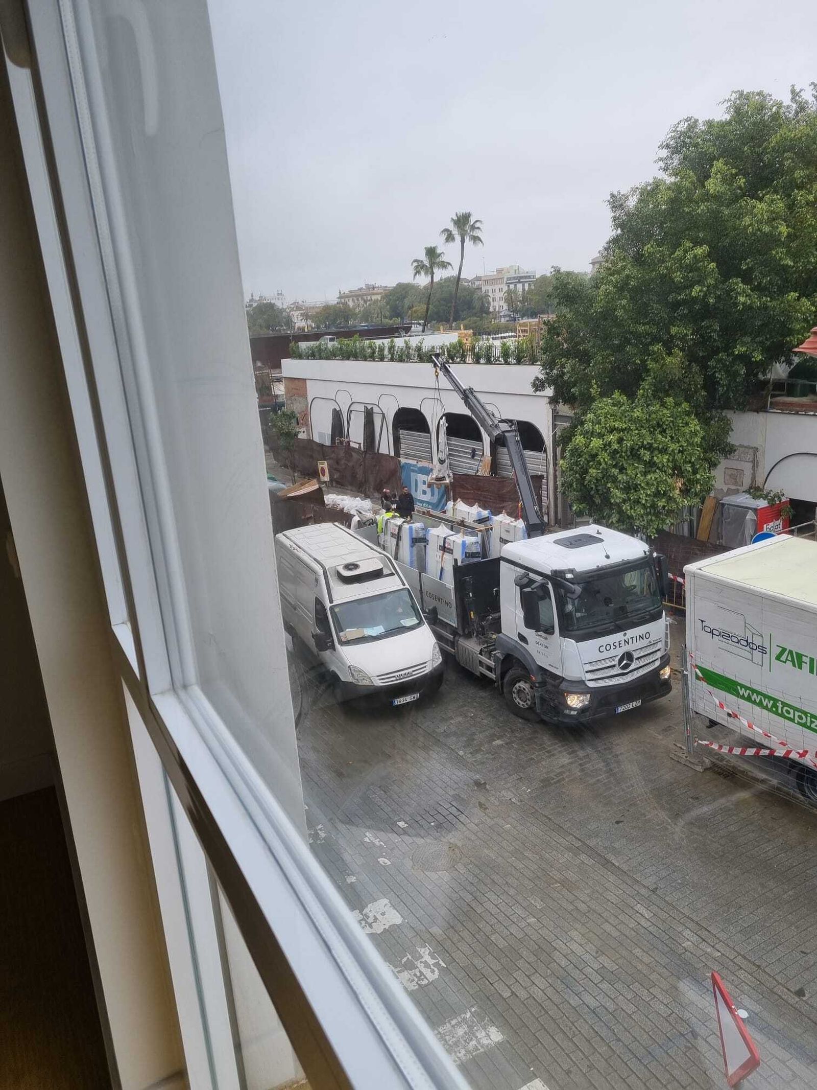 Descarga de material en Río Grande este jueves.