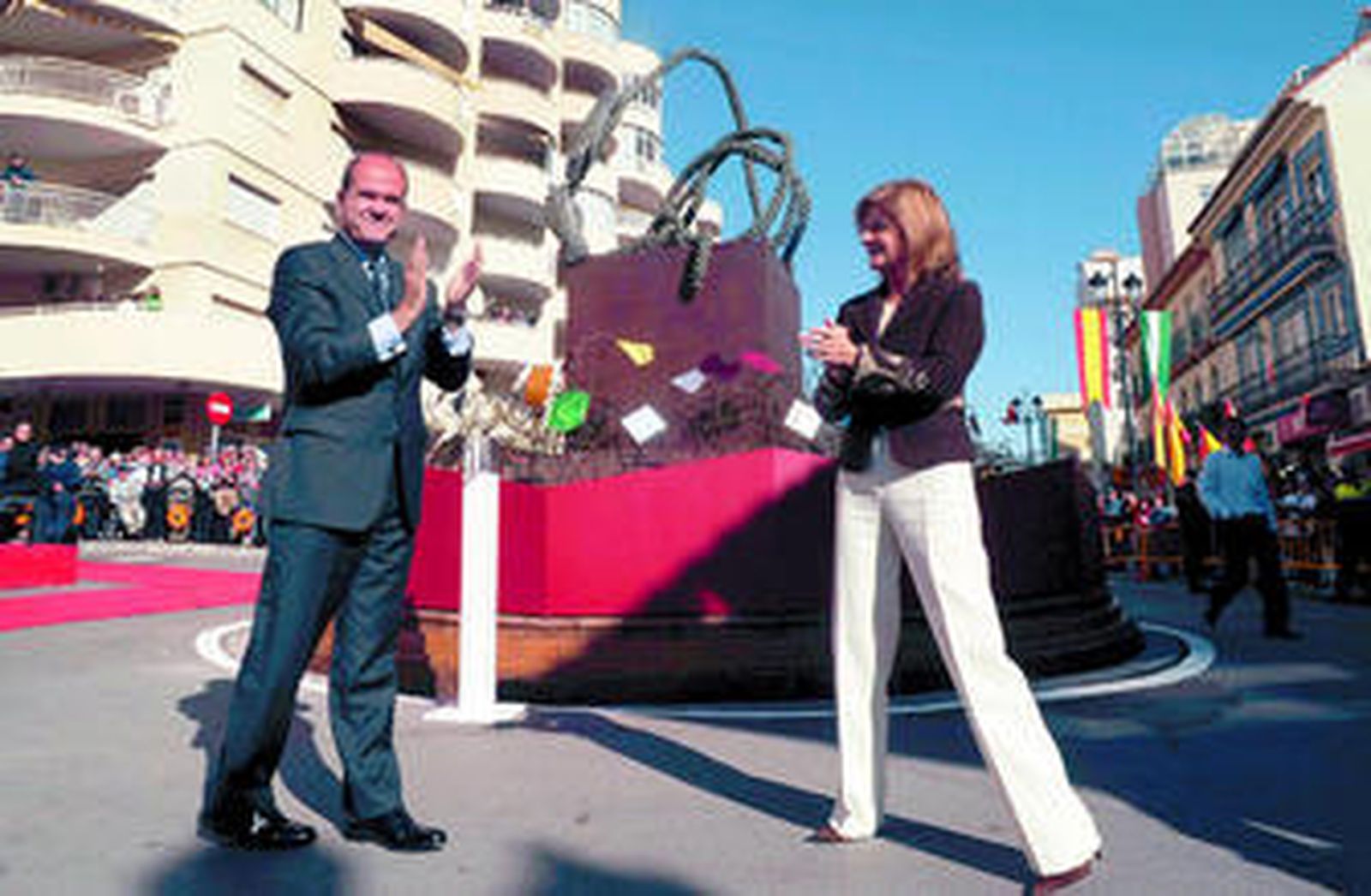 Manuel Chaves y Esperanza Oña, ante el monumento a las víctimas del terrorismo en Fuengirola.