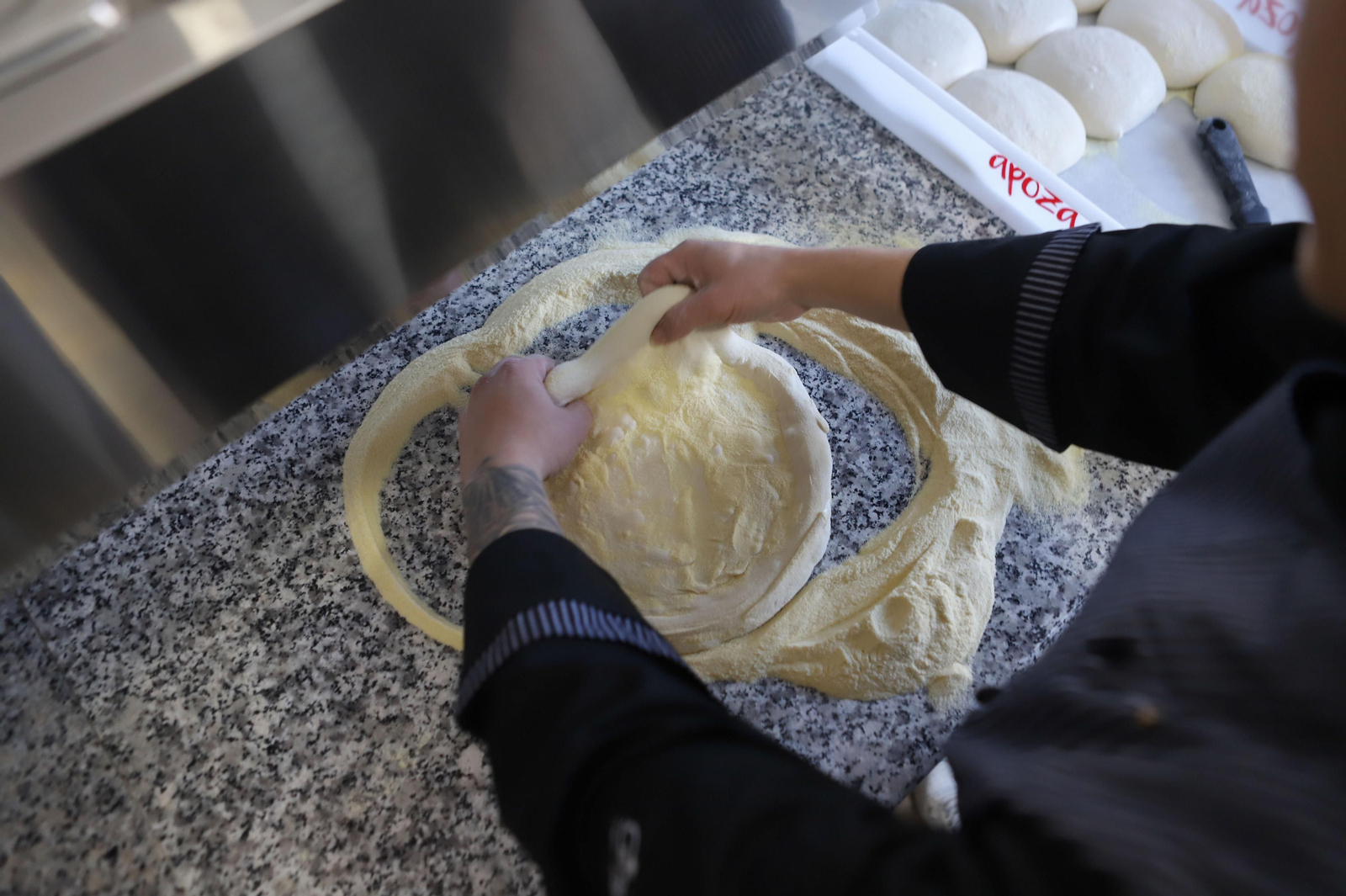 Elaboración de pizzas al autentico estilo italiano en Pizzeria Napoli, en imágenes
