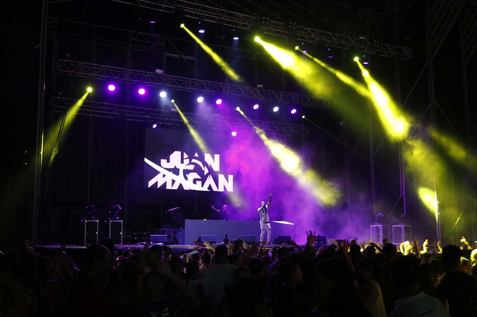 Danny Romero comenzó calentando  la noche con sus temas más conocidos.