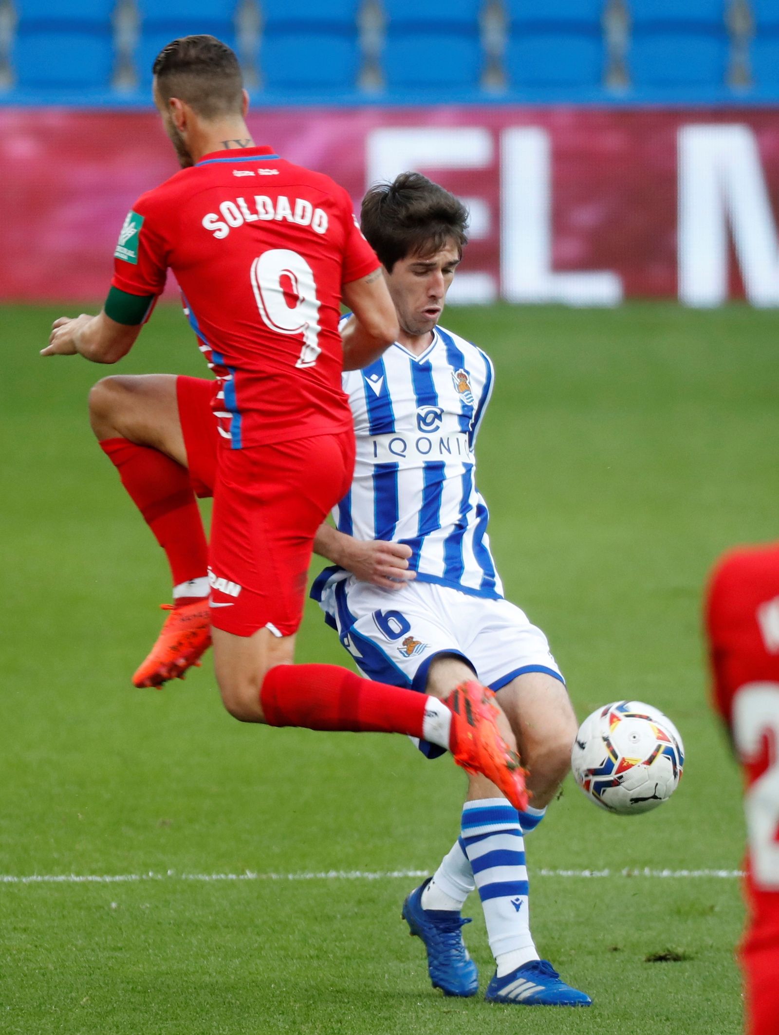 Soldado ante Le Normand durante el partido