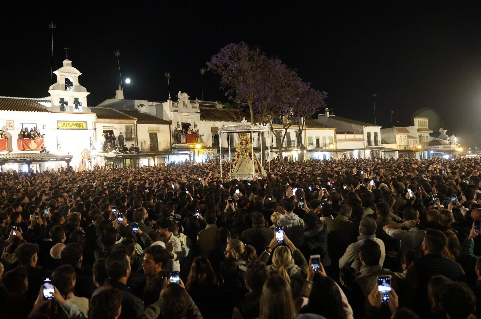 Imágenes de la procesión de la Virgen del Rocío y visita a la casa de Hermandad de Jerez