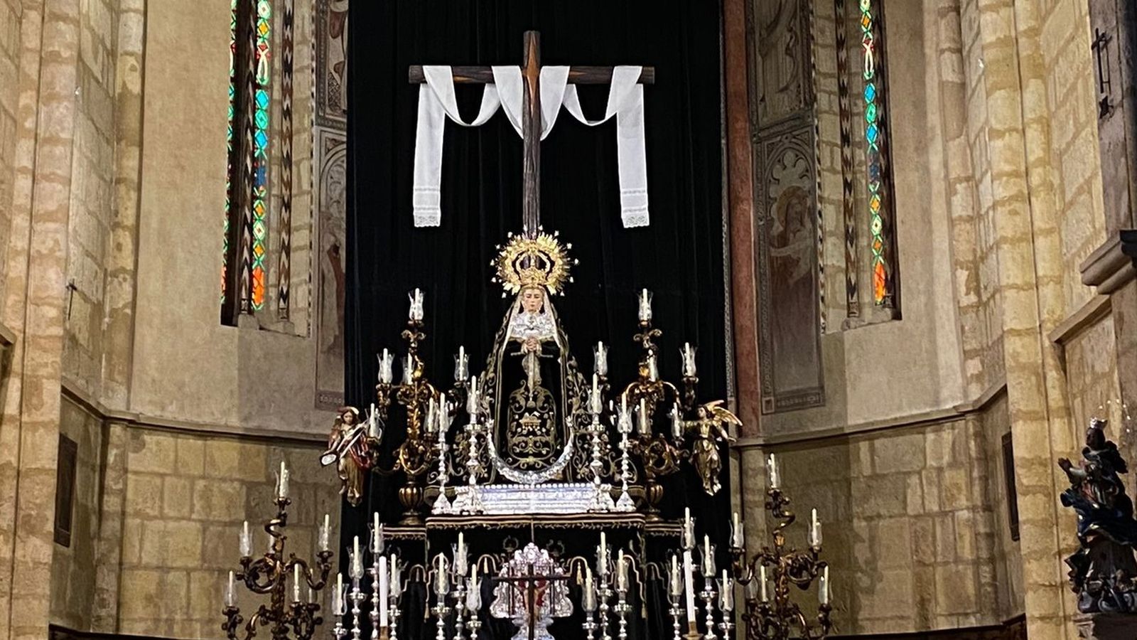 La Virgen de Ánimas, con su nueva peana, durante sus cultos en San Lorenzo.
