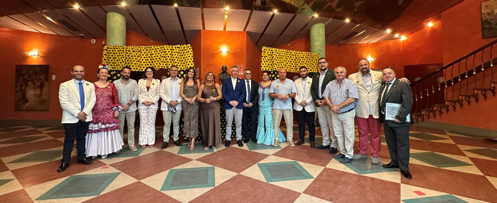 Foto de familia durante el pregón de las fiestas de San Bartolomé.