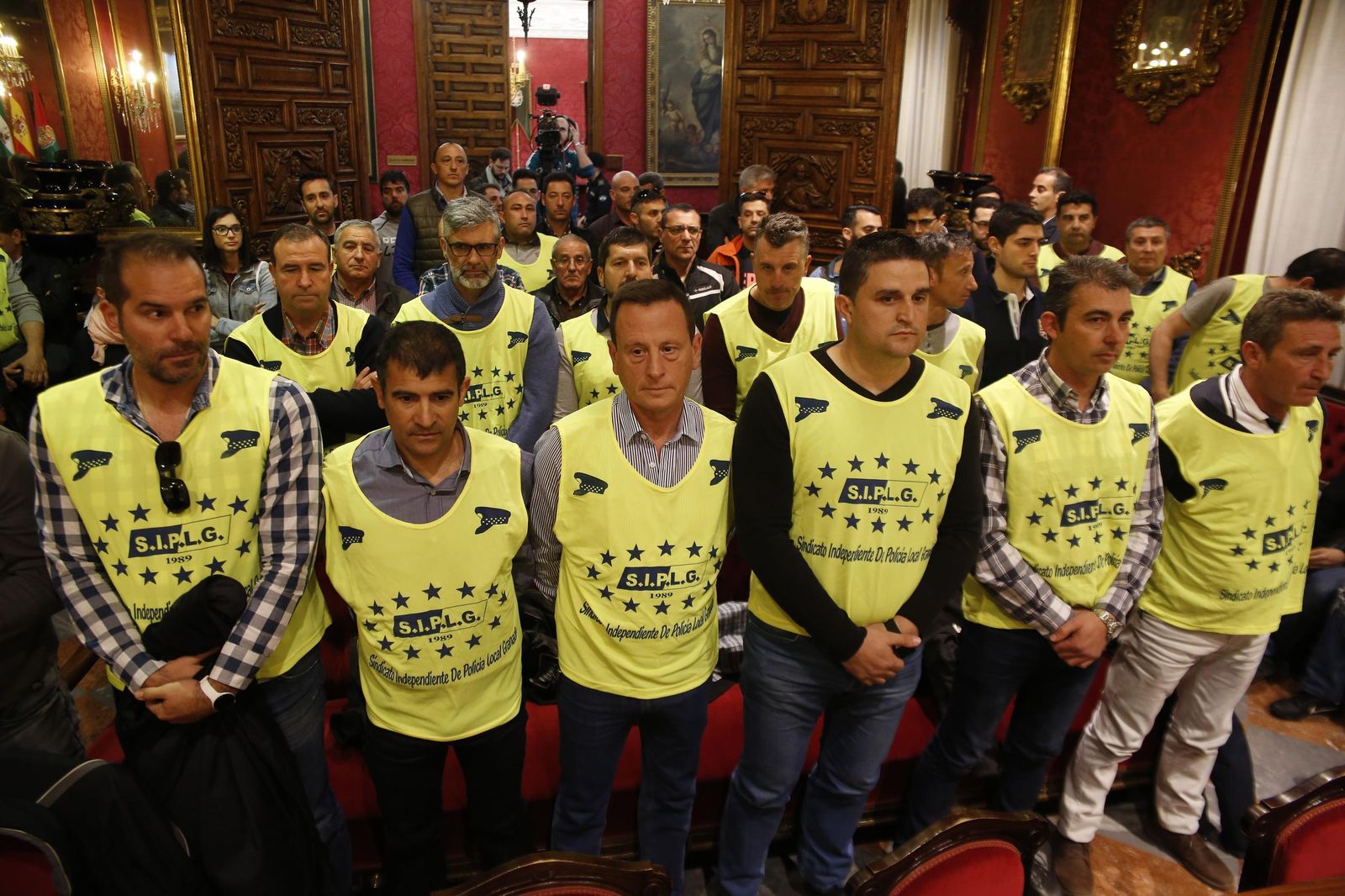 1. Una veintena de  policías locales del sindicato SIPLG se plantaron ayer en el salón de plenos para, entre otras cosas, denunciar que se les están denegando vacaciones en Semana Santa . 2. Los trabajadores de Alhambra Bus contaron con la presencia de 'Spiriman' para reclamar que su contrato se equipare al de los compañeros de Rober. 3. Los asalariados del taxi volvieron a pedir nuevas licencias para vehículos adaptados.