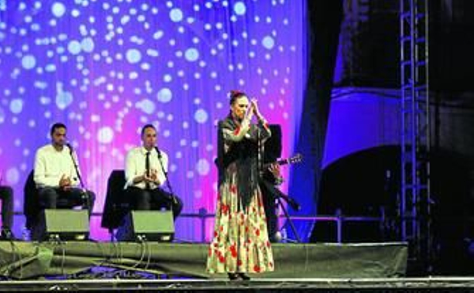 Actuación de la bailaora almeriense Ana Alonso el martes por la noche en la Plaza Vieja en el Festival Flamenco.