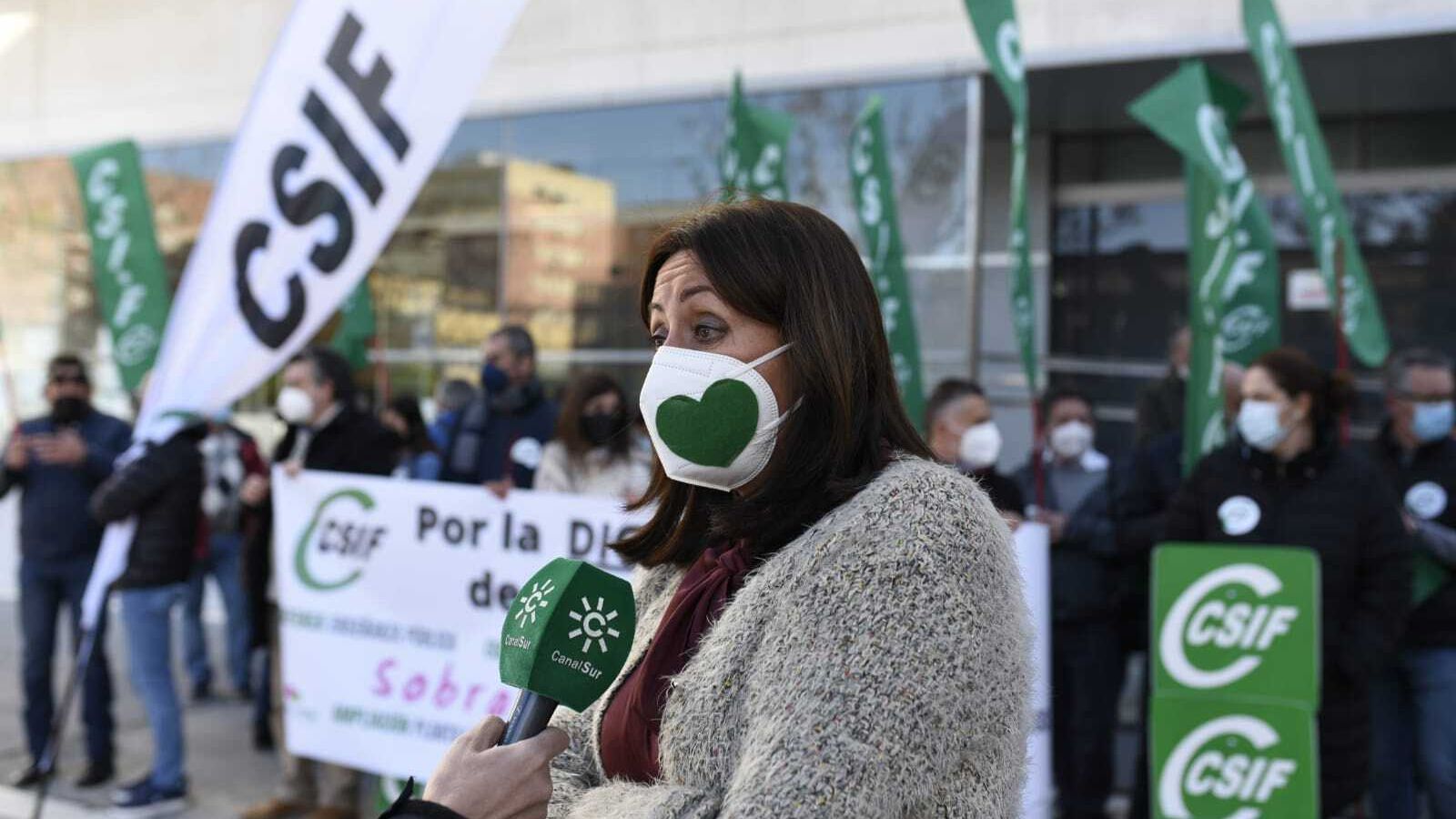 La delegada de Educación ante la concentración de CSIF en la Delegación de Educación.