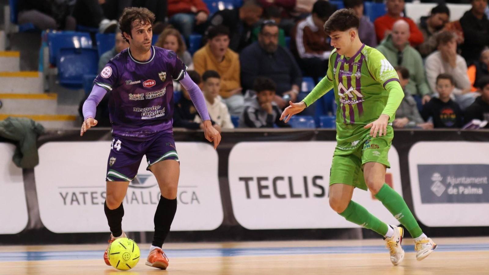 Pablo del Moral circula la pelota en un momento del Palma Futsal - Córdoba Patrimonio de la Humanidad.