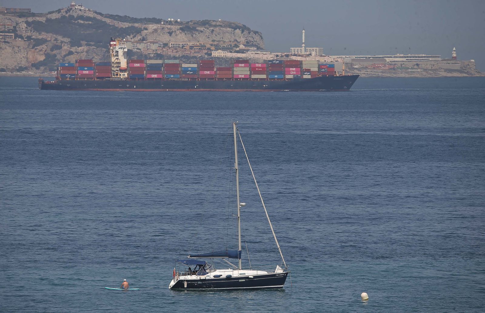 La playa de Getares abarrotada este domingo, en imágenes
