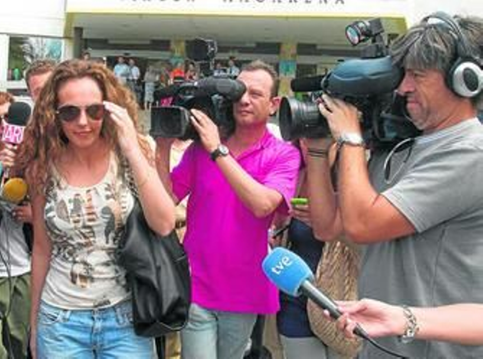 Rocío Carrasco sale ayer del Hospital Virgen Macarena, donde sigue en la UCI José Ortega Cano.